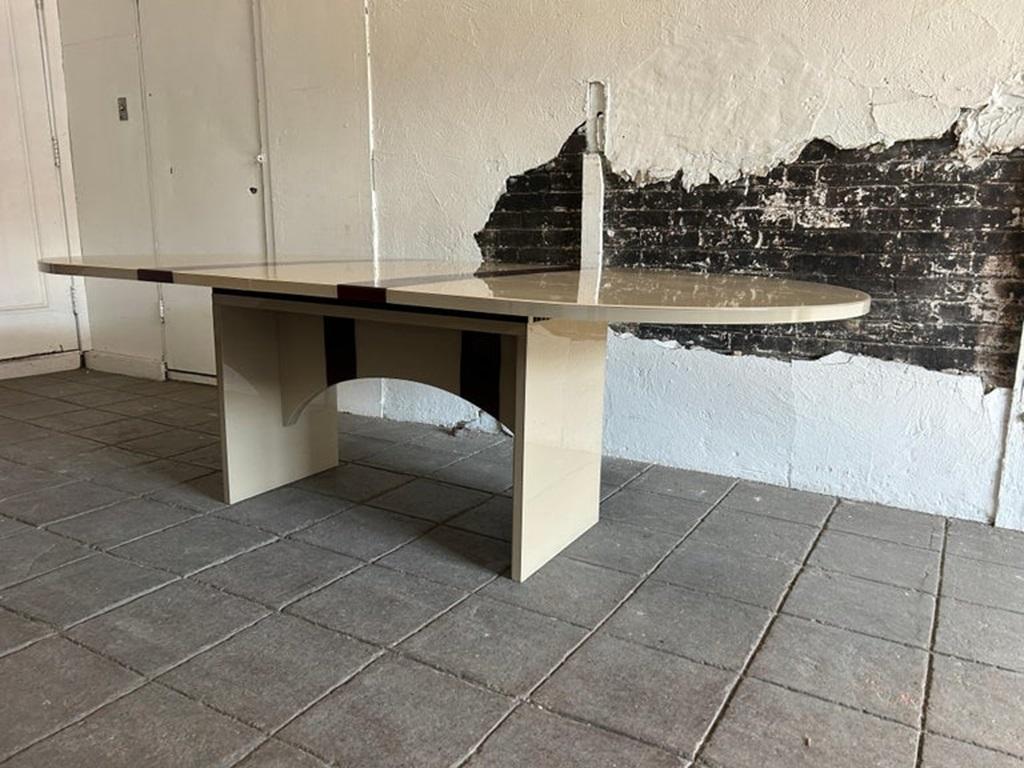 Mesa de comedor postmoderna a medida color tostado con raya granate de Pace Italiano en venta