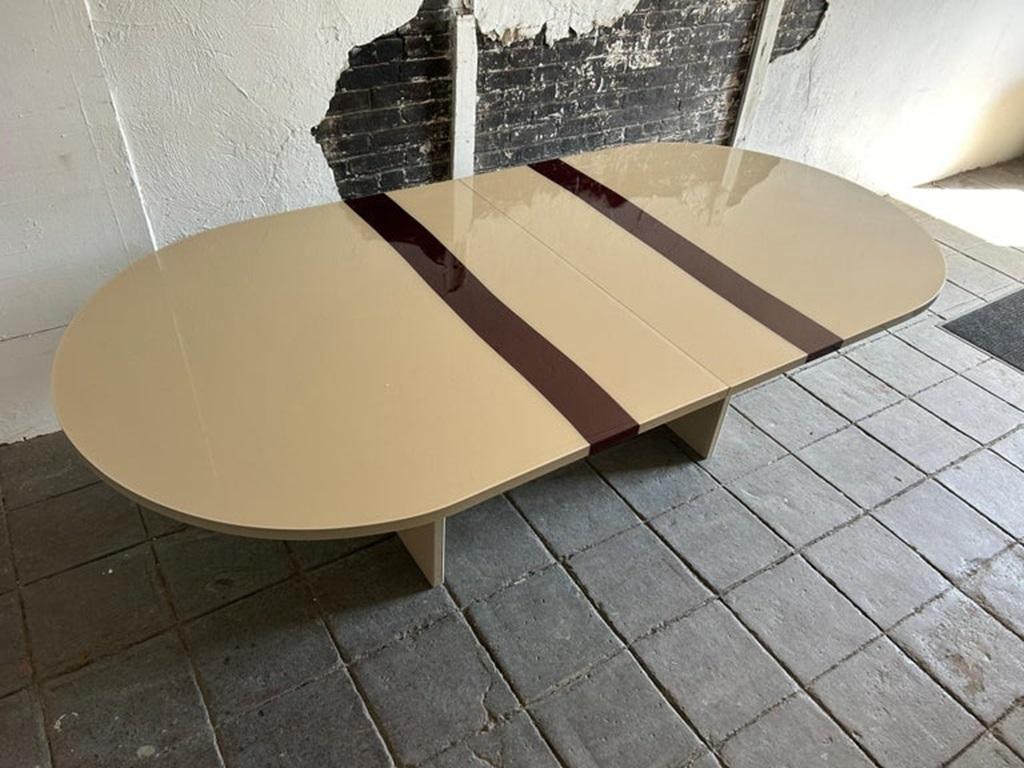 Mesa de comedor postmoderna a medida color tostado con raya granate de Pace Carpintería en venta