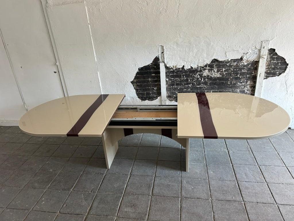 Mesa de comedor postmoderna a medida color tostado con raya granate de Pace Acrílico en venta