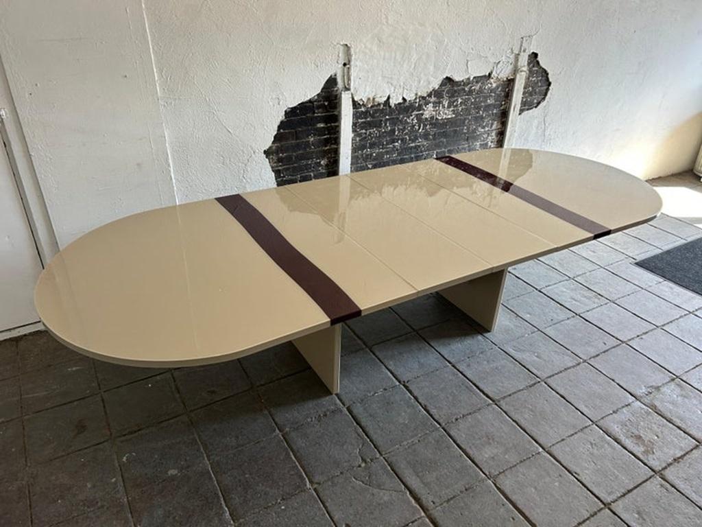Mesa de comedor postmoderna a medida color tostado con raya granate de Pace en venta 1