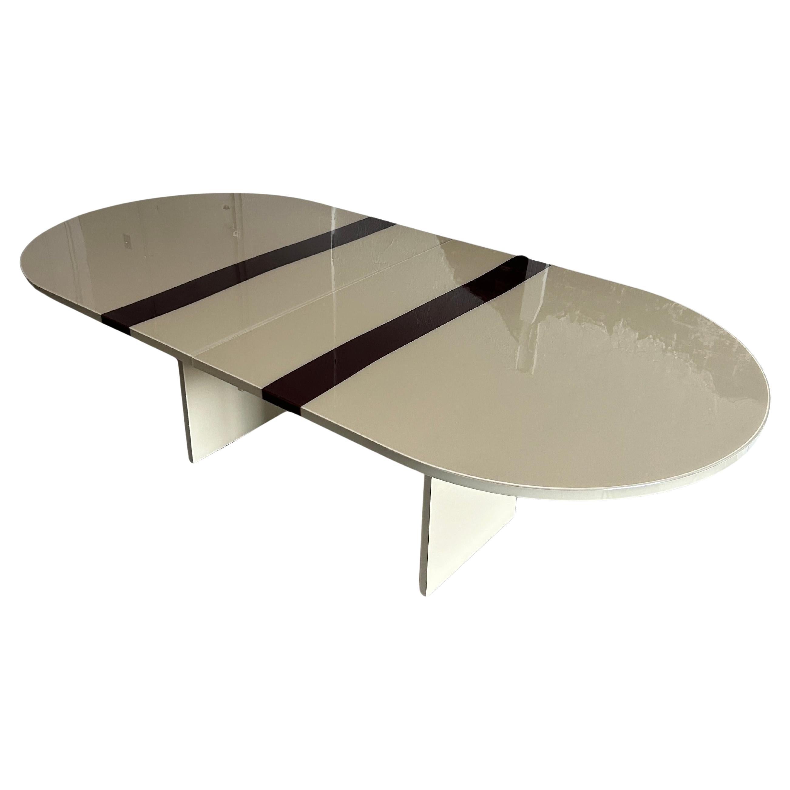 Mesa de comedor postmoderna a medida color tostado con raya granate de Pace en venta