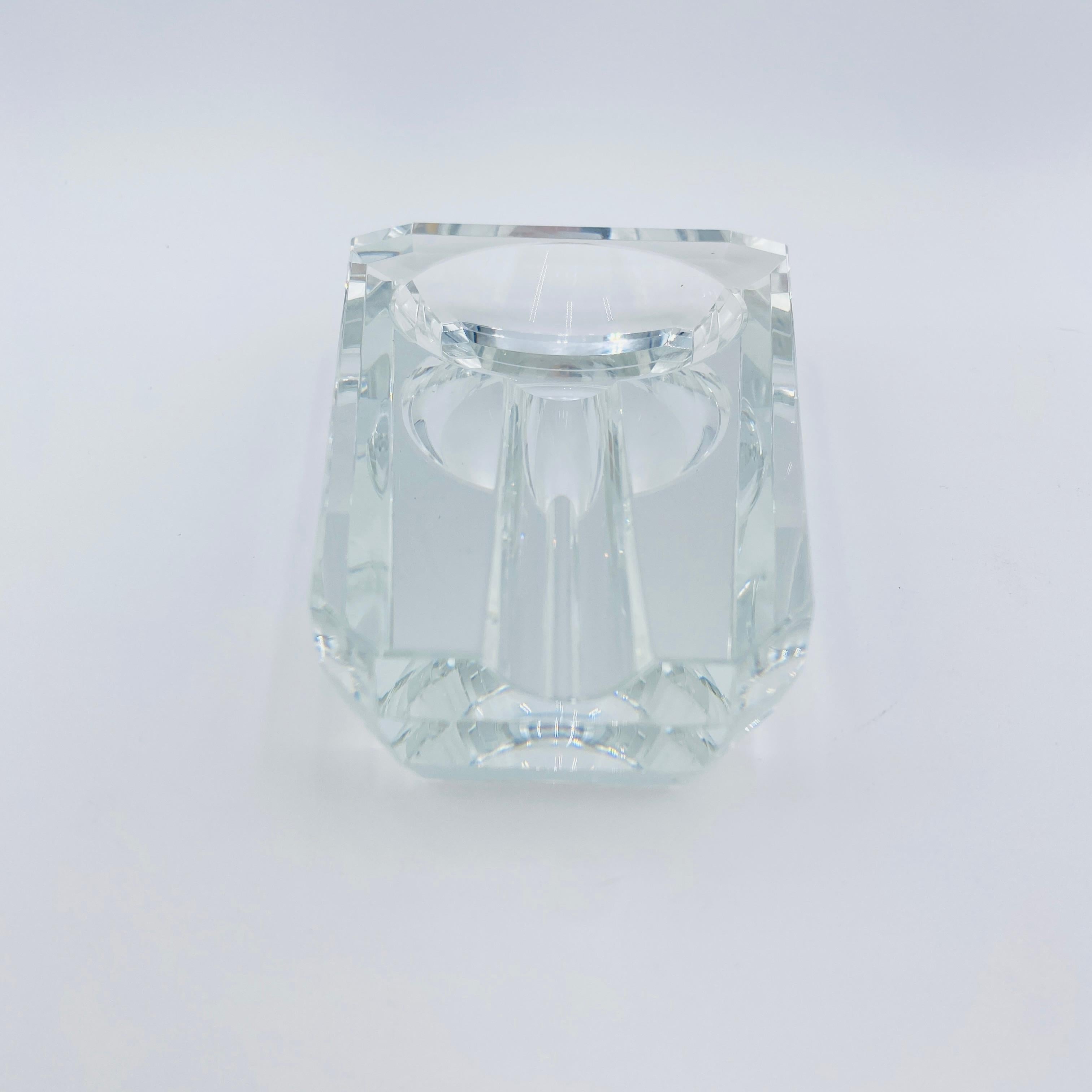 Se trata de un impresionante cenicero de cristal tallado para puros, una pieza muy facetada. Complementará cualquier bar, escritorio o zona de vinos de tu casa u oficina. Una pieza elegante y muy sofisticada para el aficionado a los puros.