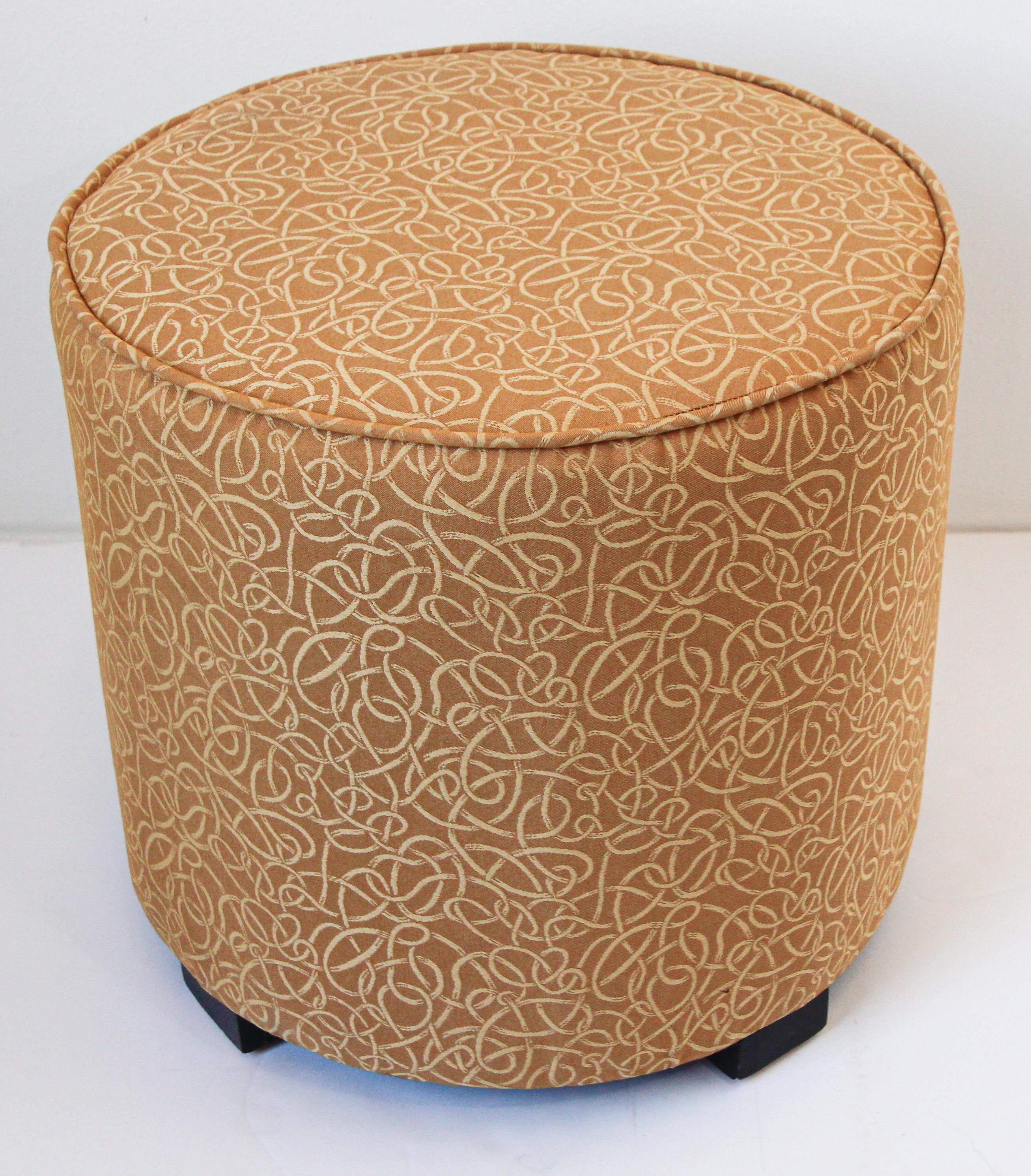 Pouf marocain de style Art Déco en tissu doré. Tabourets ronds rembourrés de style Art Déco et de style marocain, recouverts de tissu doré. 
Petit pouf hassock de style Art déco marocain, pouf rembourré ou ottoman circulaire moderne. 
Ce meuble