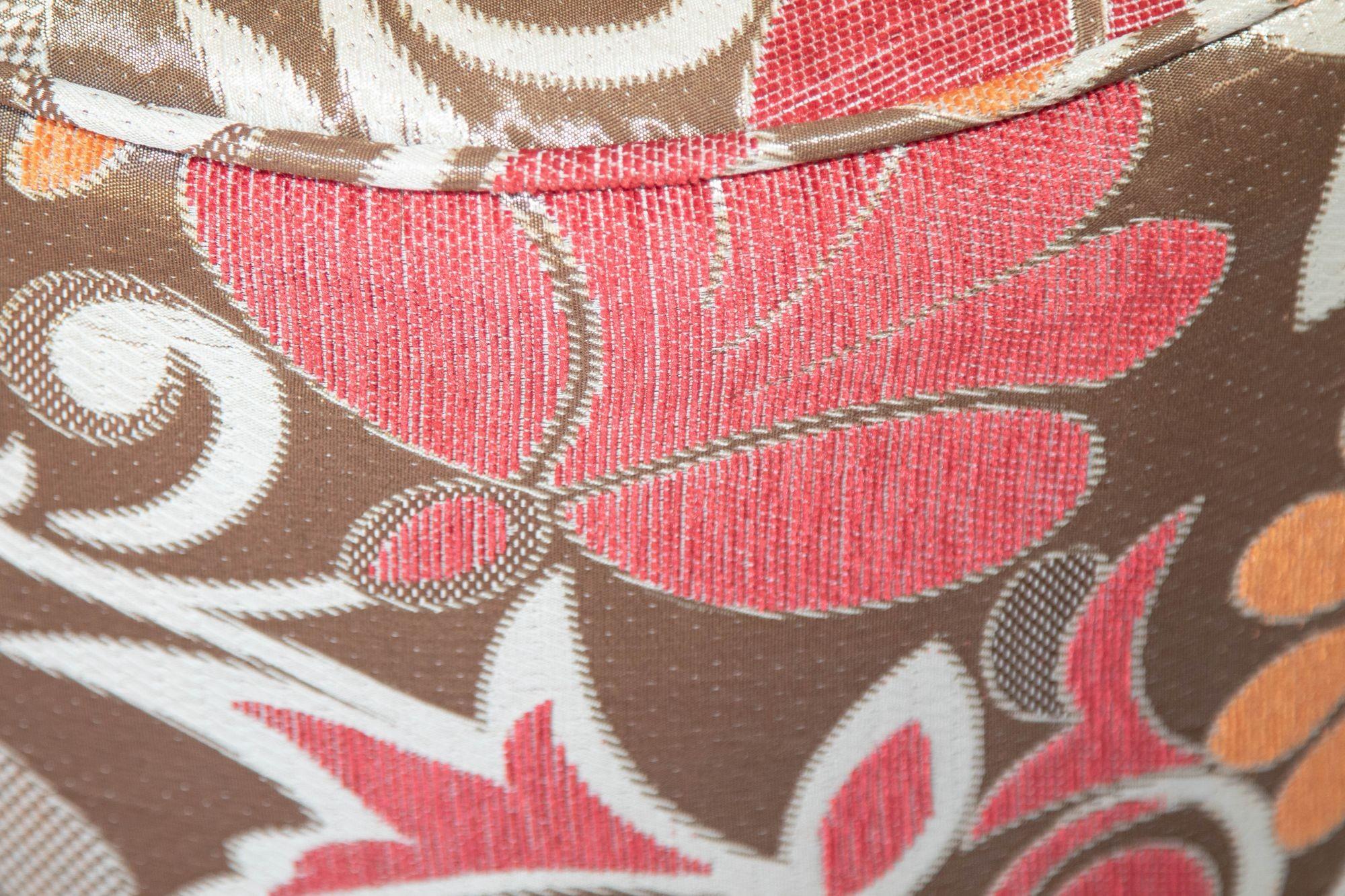 Tissu Tabouret cylindrique marocain post-moderne tapissé d'un tissu coloré audacieux en vente