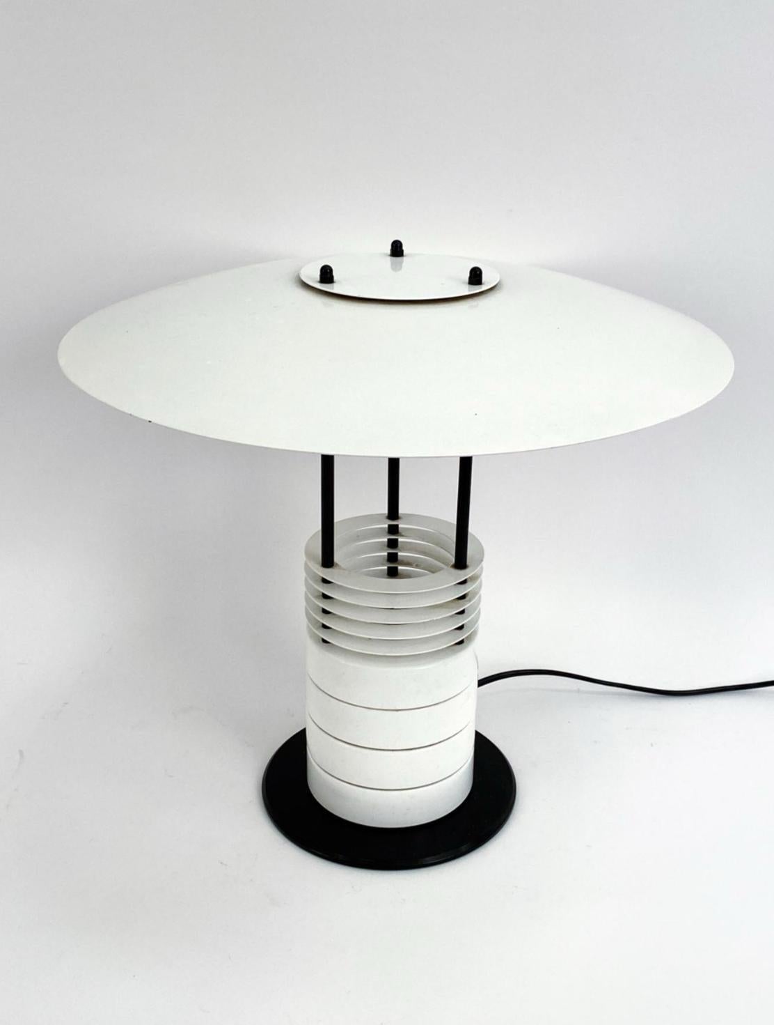 Cette lampe fantastique des années 1980 de design danois par Jørgen Buchwald pour Nordlux est en très bon état vintage. La série Laterna Danica présente des designs classiques et minimalistes qui s'intègrent dans de nombreux styles d'intérieur. 120v