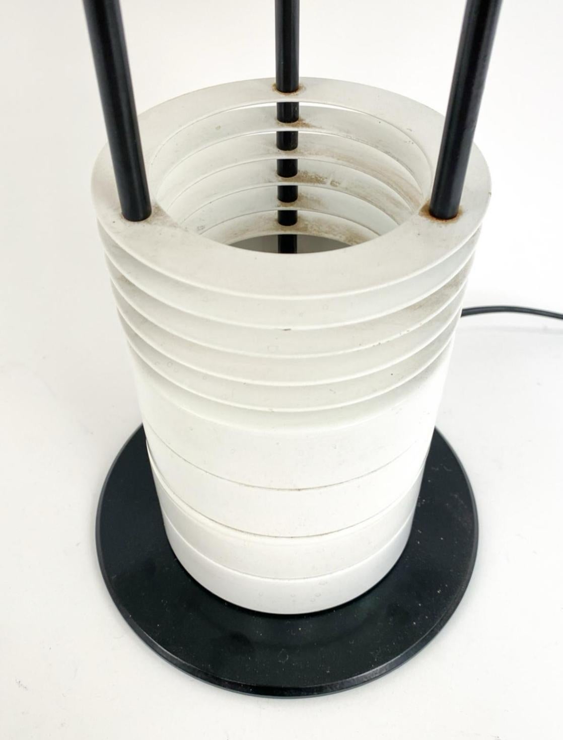 Lampe de table Post Modernity en métal blanc danoise par Jørgen Buchwald Bon état - En vente à Brooklyn, NY