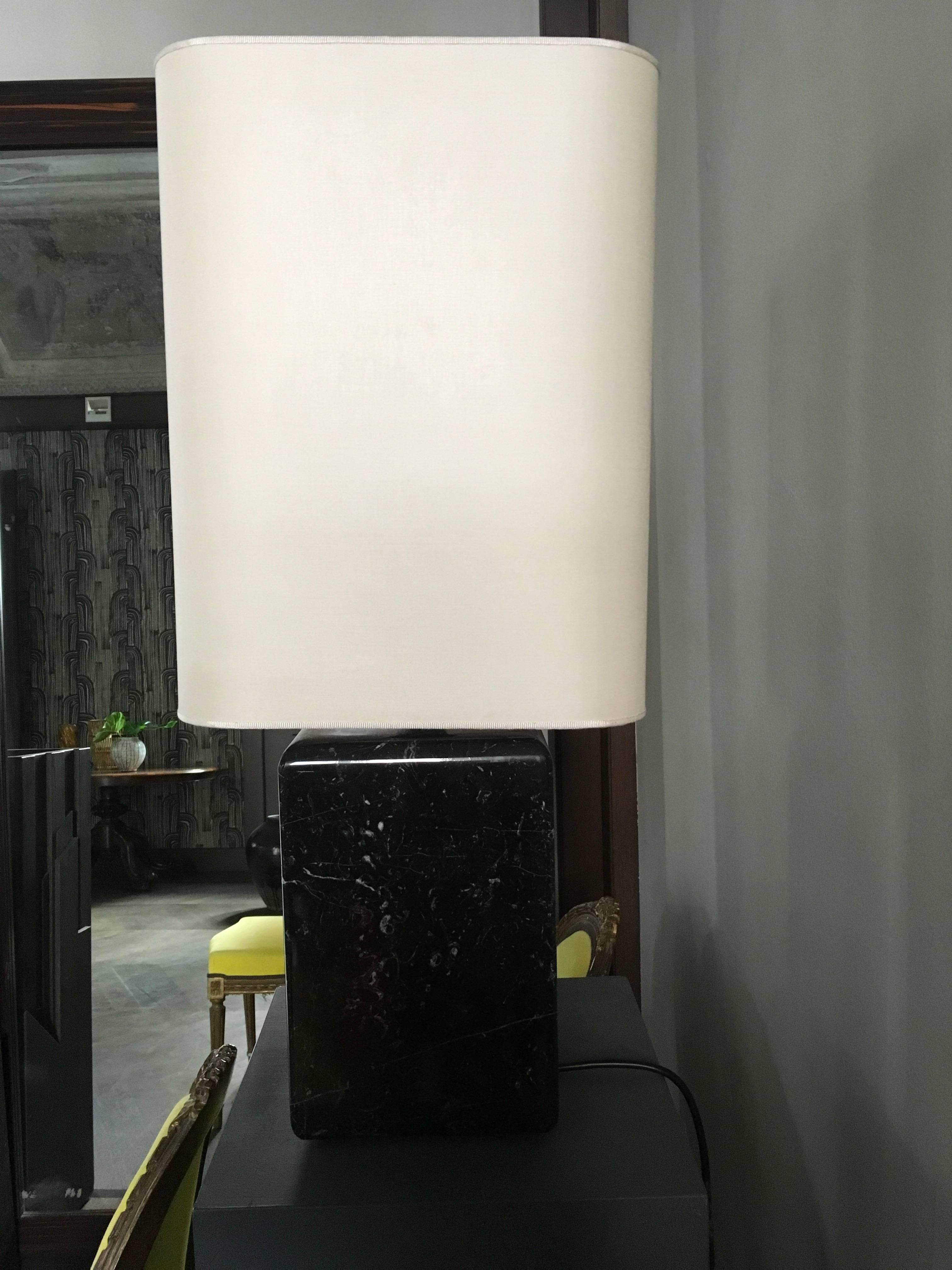 Italienische postmoderne Design-Tischlampen aus schwarzem Marmor im Angebot 5