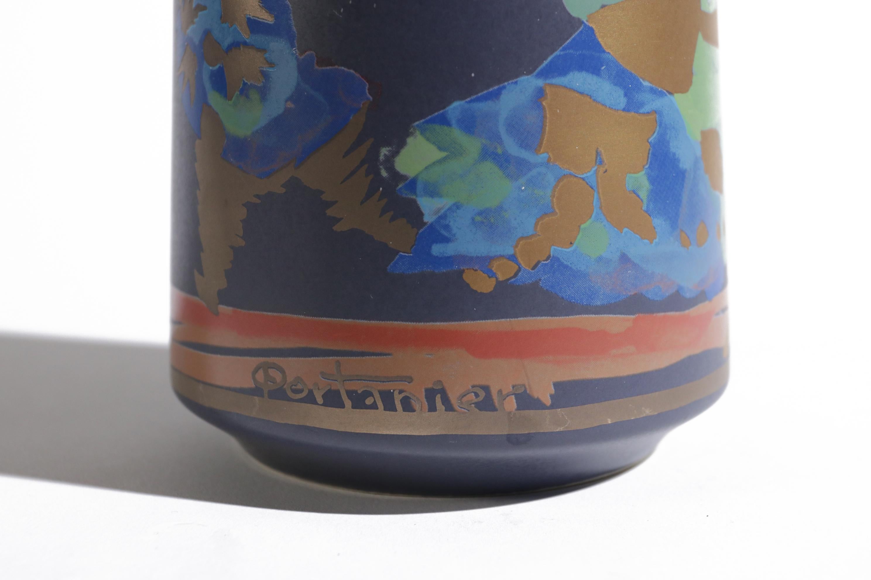 Vase im Vintage-Design von Rosenthal Deutschland, entworfen von Gilbert Portanier in den 1980er Jahren.
Schöne Farben mit goldenen Details.
Die Vase ist in sehr gutem Zustand.

Abmessungen: 26 cm hoch und ca. 14,5 cm Durchmesser.