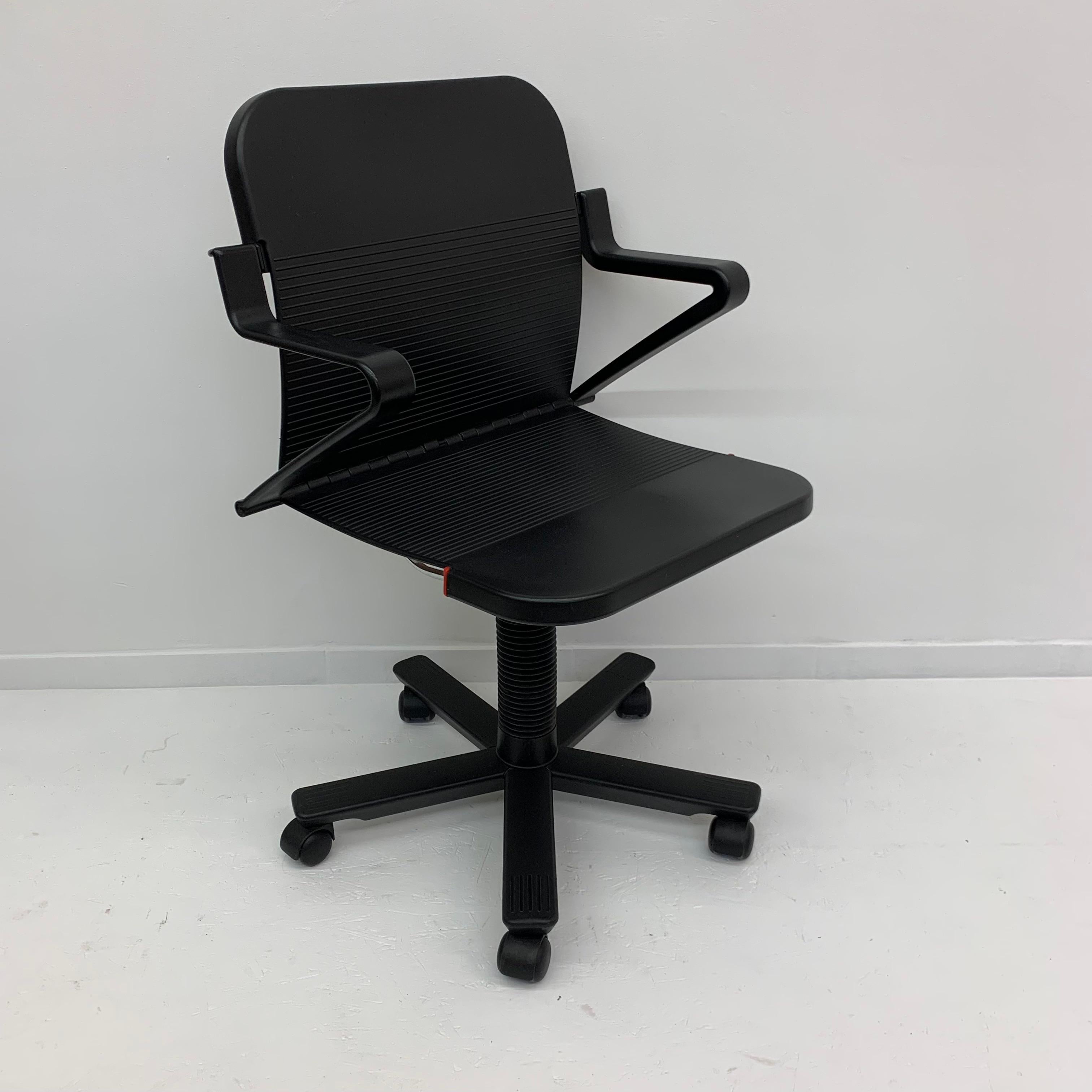 Post Modern desk chair by Roberto Lucci and Paolo Orlandini for Lamm Italy In Good Condition For Sale In Delft, NL