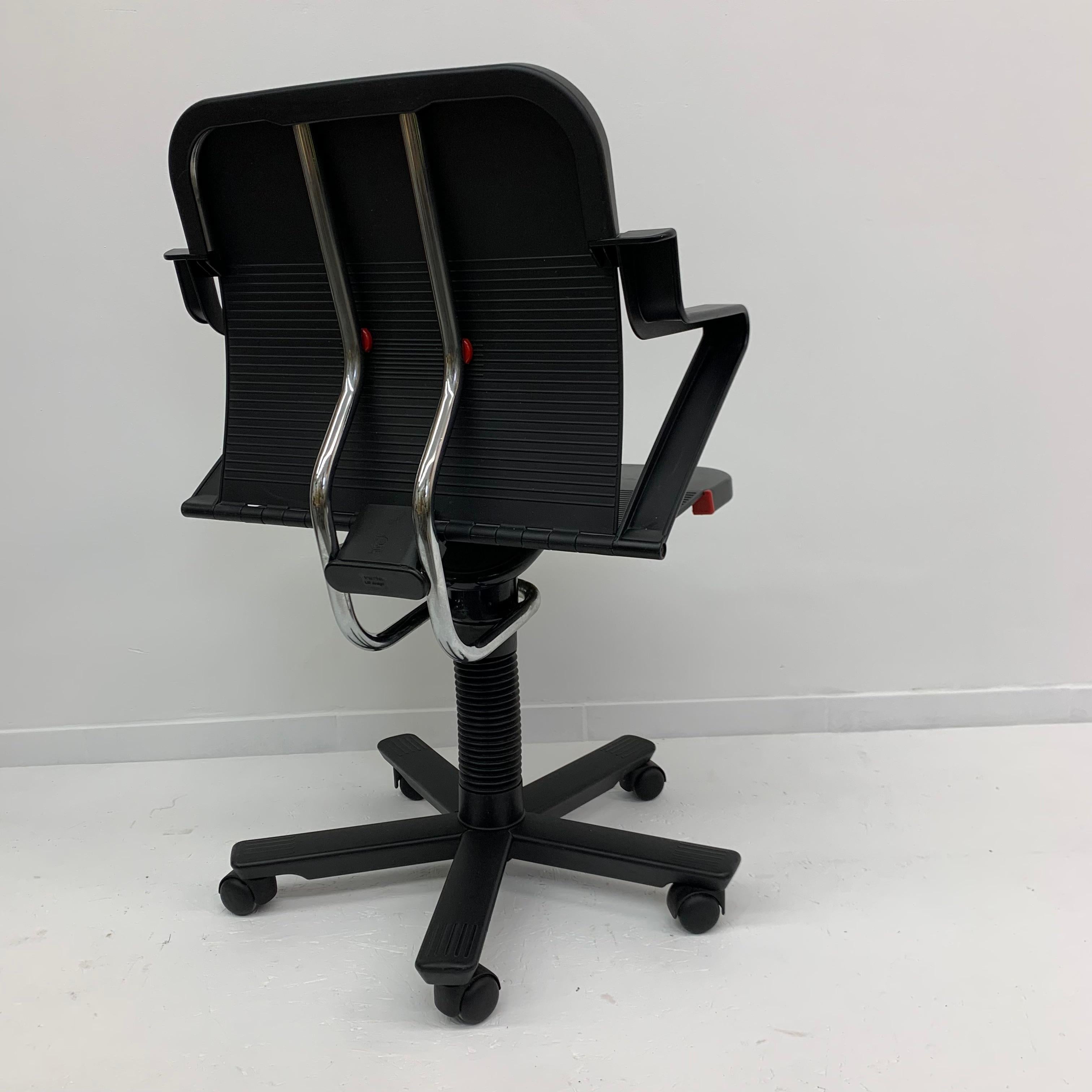 Post Modern desk chair by Roberto Lucci and Paolo Orlandini for Lamm Italy For Sale 1