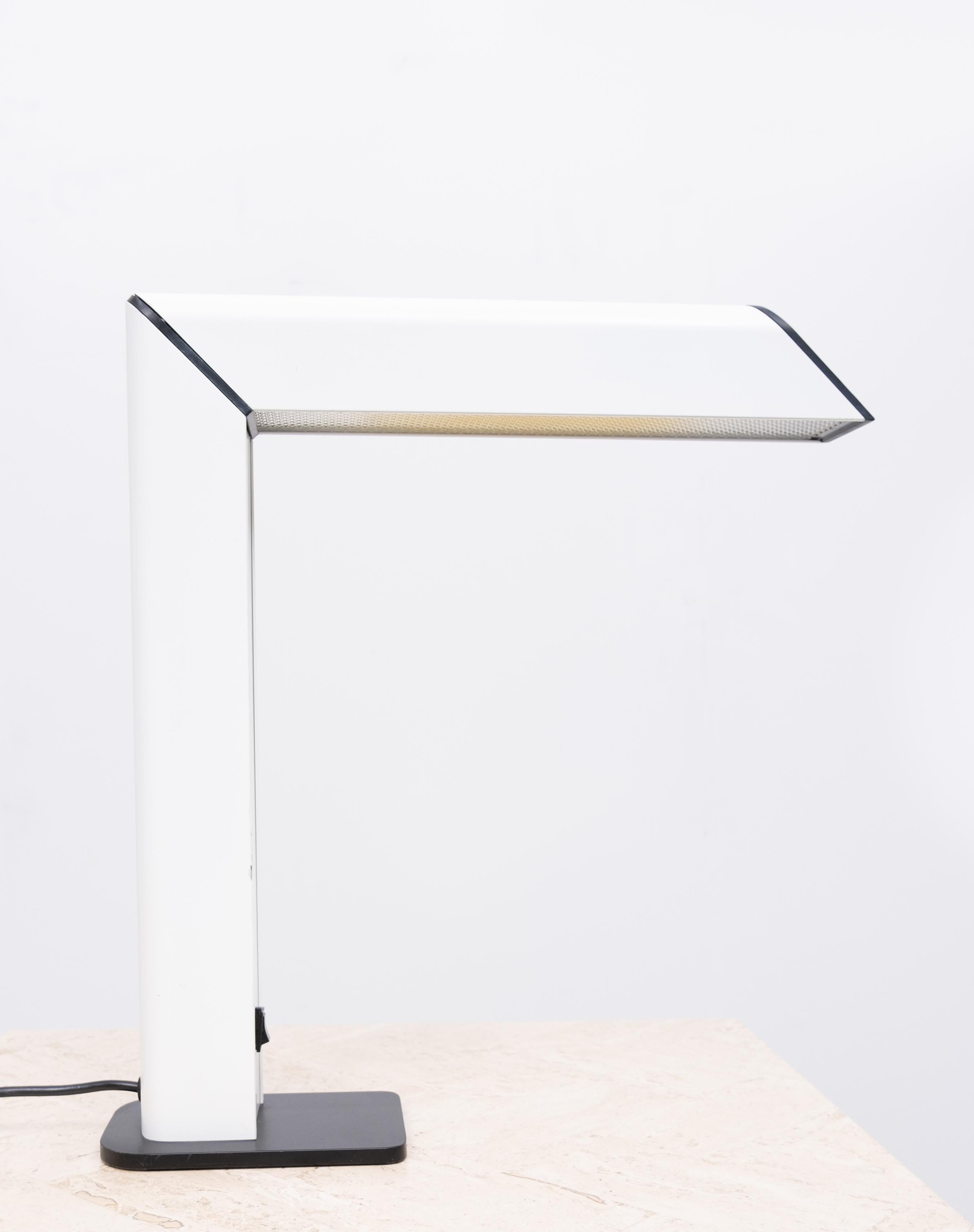 Lampe de bureau de forme carrée typique des années 80, en plastique blanc sur une base en métal noir.
Éclairage tubulaire en bon état de fonctionnement.
 
   