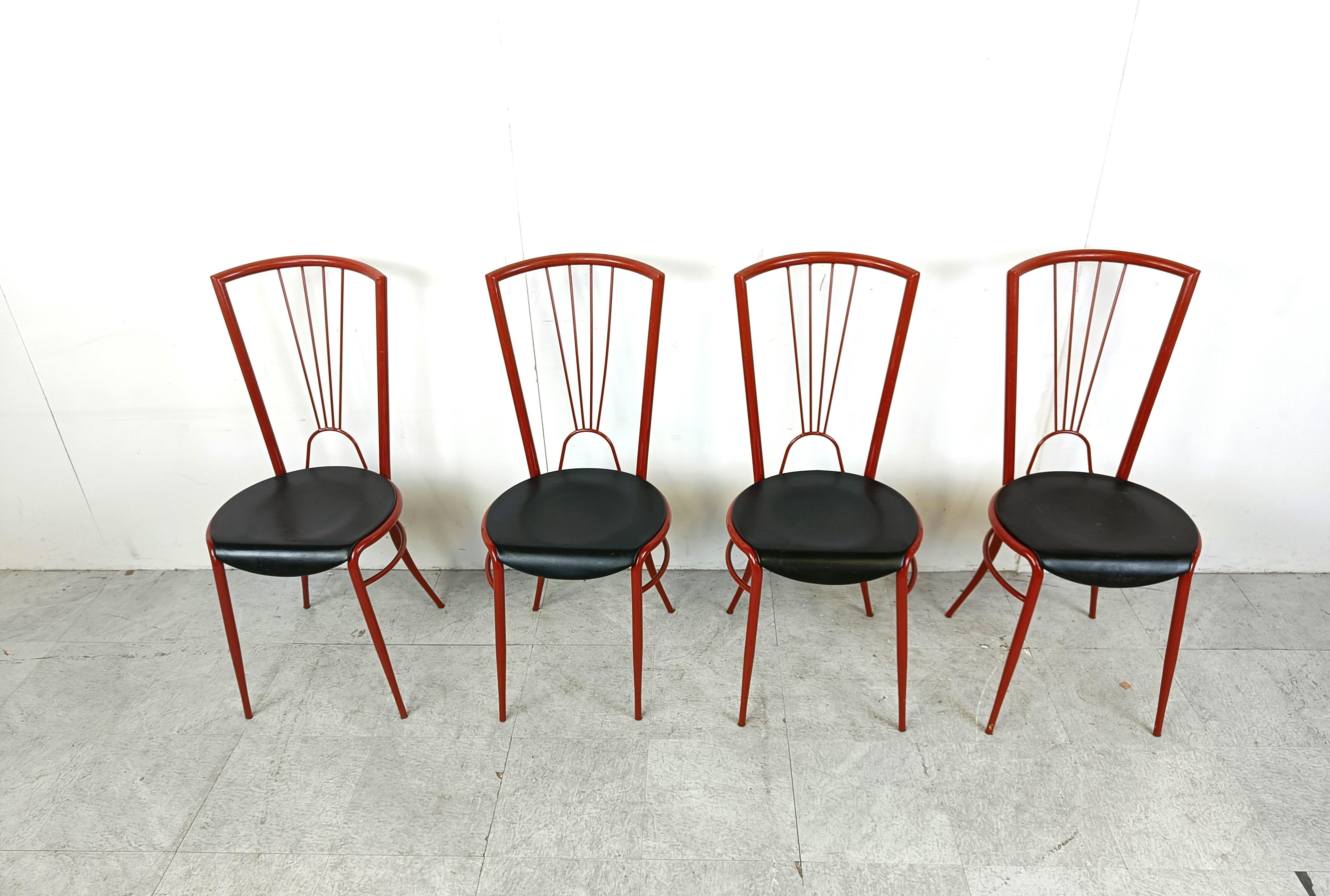 Set of 4 post modern dining chairs with an elegantly designed red metal frame with beautiful bent legs.

Black leatherette seats create a nice contrast with the red frames.

Very good condition

1980s -Italy

Dimensions:
Height: 93cm/36.61