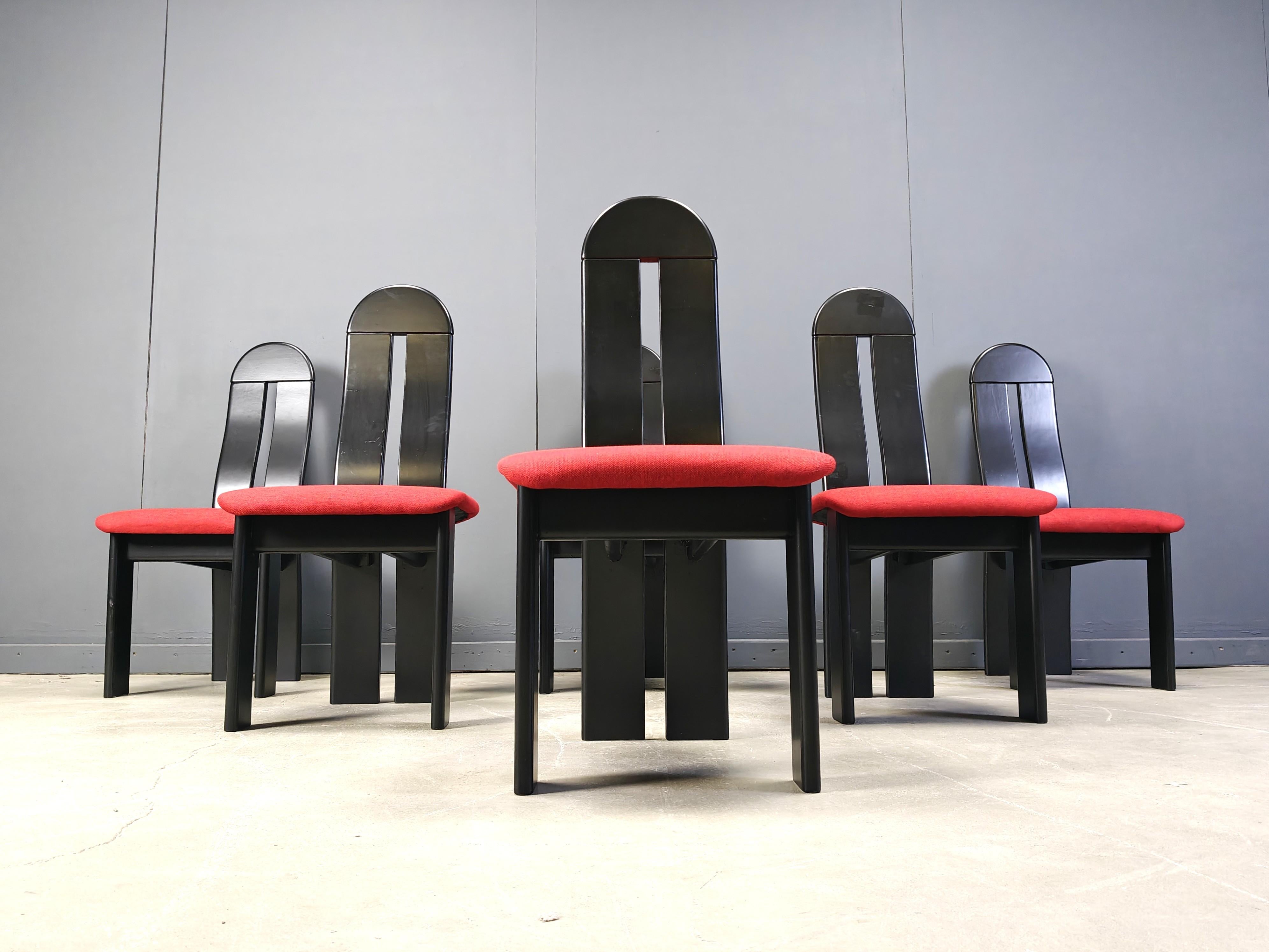Post modern design dining chairs with black wooden frames and a striking red fabric cushion.

Timeless chairs

1980s - Germany

Good condition

Height: 105cm
Width: 48cm
Depth: 50cm
Seat height: 48cm

Ref.: 25101009

*price is for the set
*All