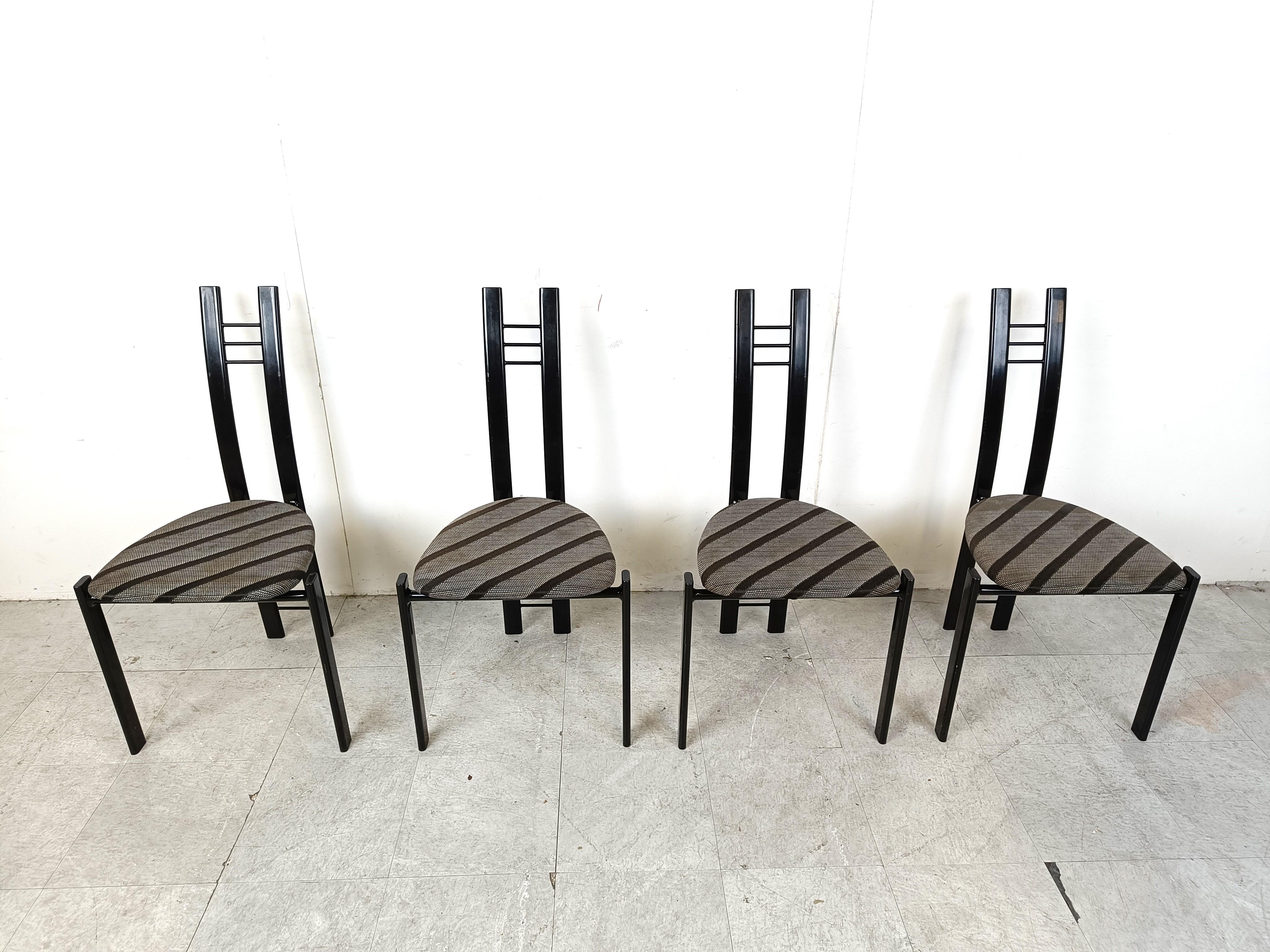 Post modern dining chairs with a striking design consisting of a black lacquered metal frame fabric seats upholstered with their original fabric.

Good condition 

1980s - Italy

Height: 90cm/35.43