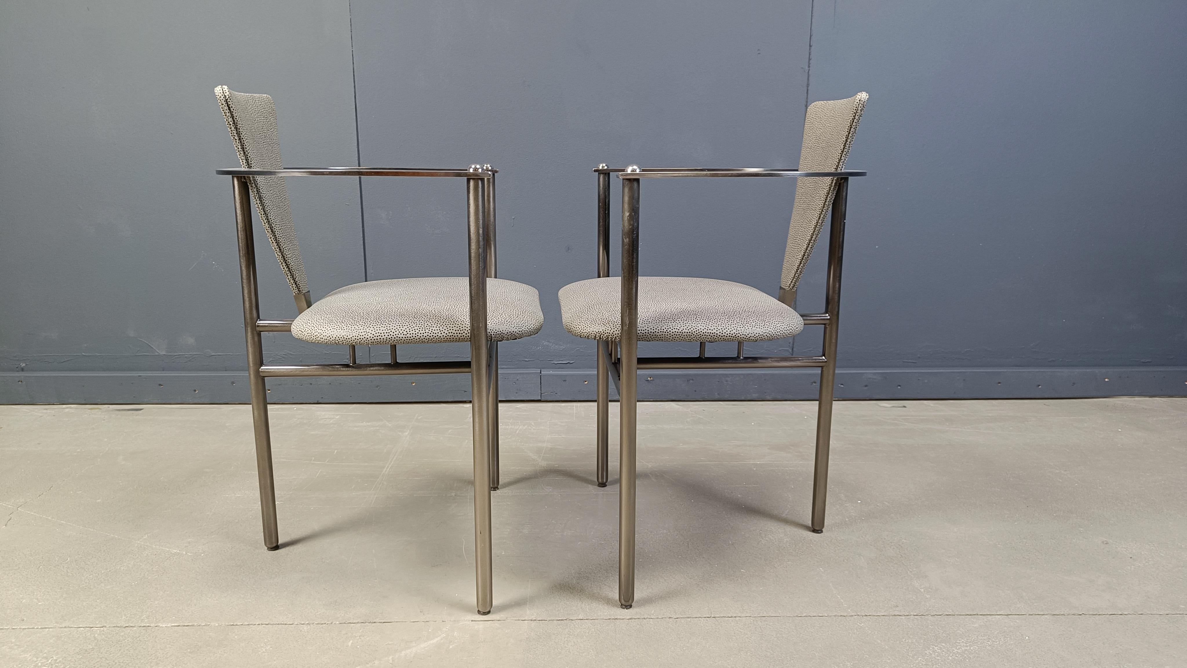Set di sei eleganti sedie per sala da pranzo prodotte da Belgochrom.

Telaio in metallo dal design accattivante con gambe eleganti. Sono disponibili nella loro tappezzeria originale con telaio in acciaio spazzolato.

Belgochrom produceva mobili di