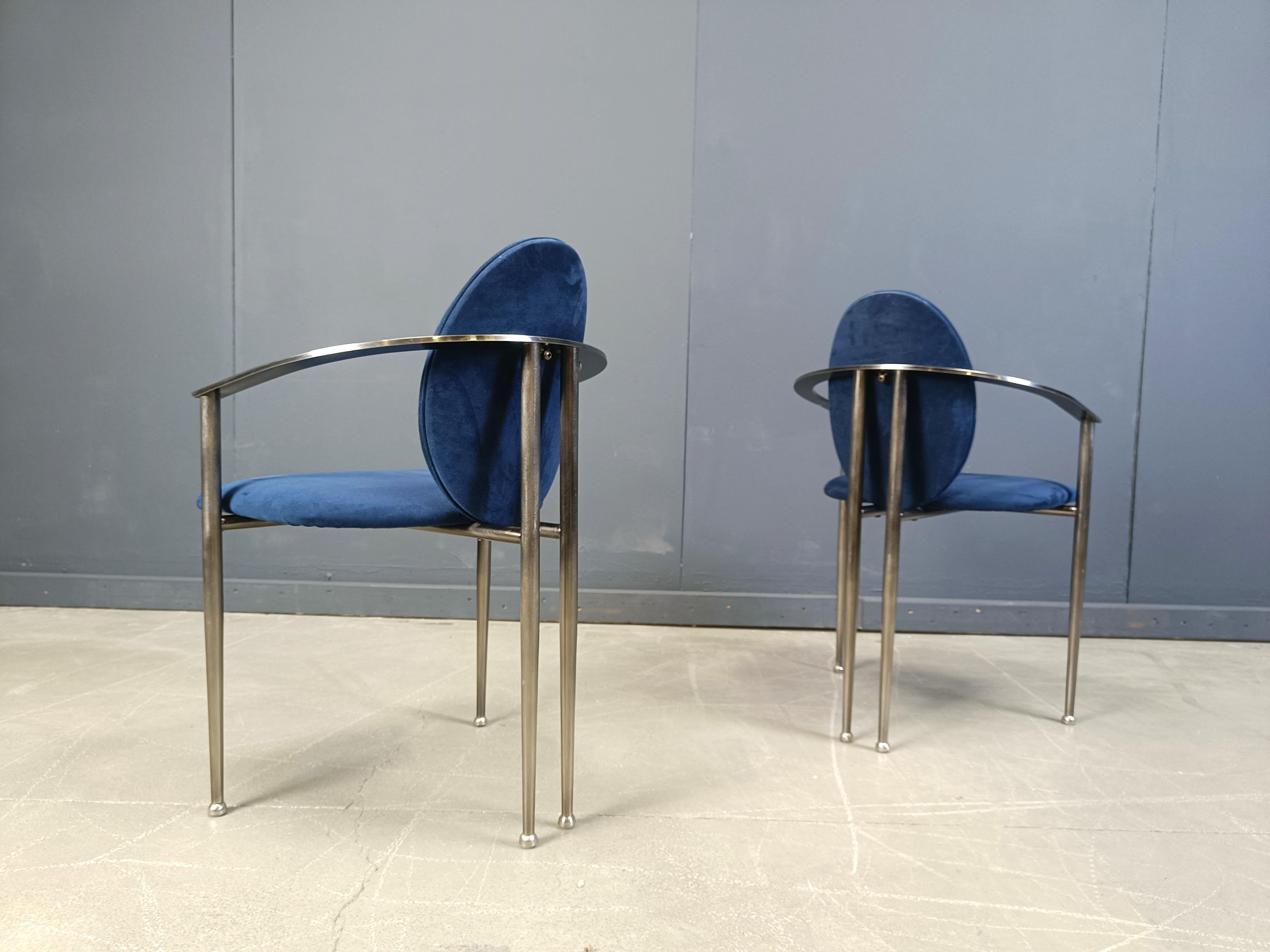 Set di sei eleganti sedie per sala da pranzo prodotte da Belgochrom.

Telaio in metallo dal design accattivante con gambe eleganti. Rivestimento in pelle scamosciata blu.

Attribuito a Philippe Starck

Belgochrom produceva mobili di alta gamma e