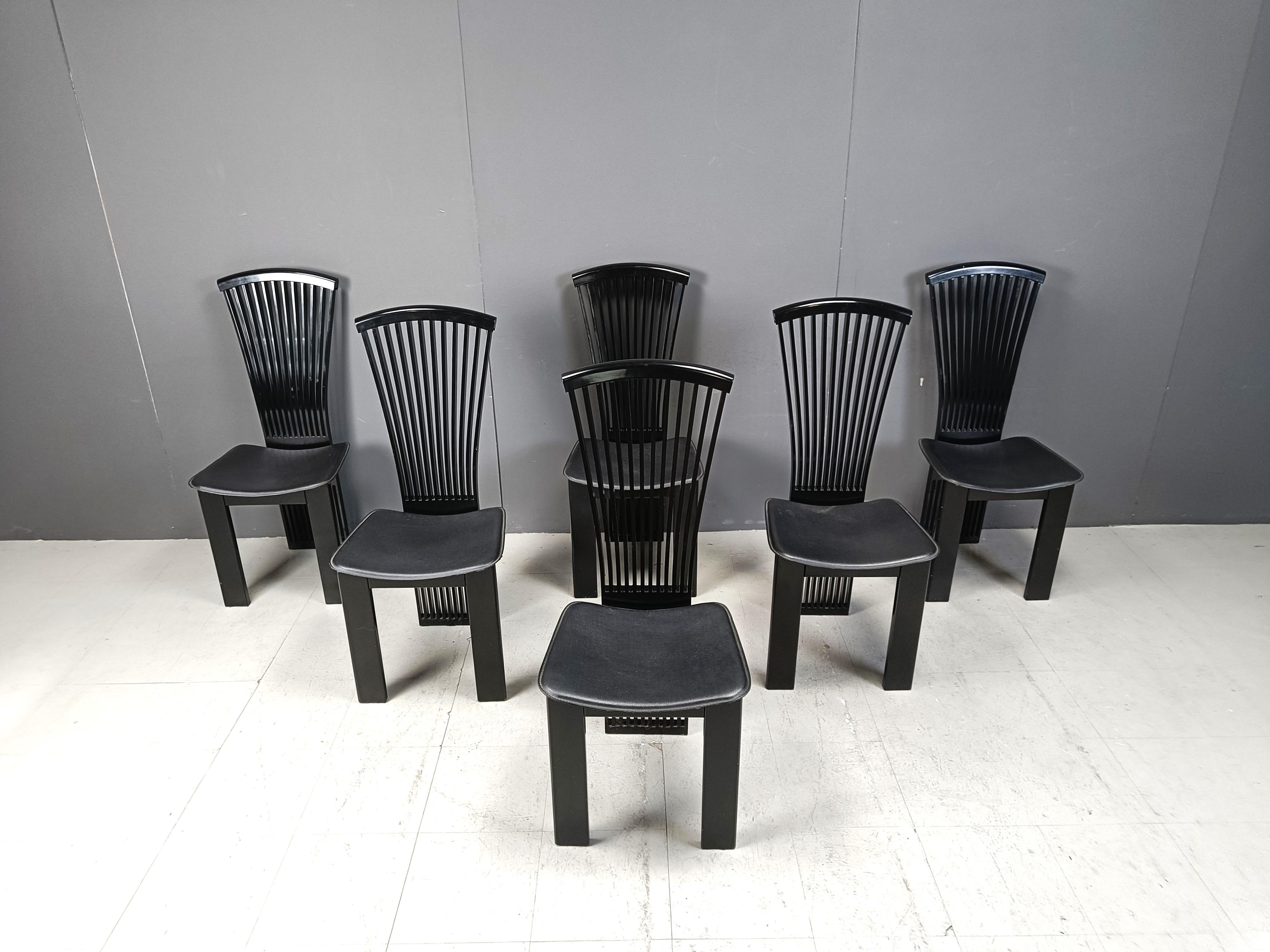 Sedie da pranzo con schienale alto molto chic disegnate da Pietro Costantini.

Eleganti schienali curvi in legno laccato e rivestiti in pelle nera. 

Un bel design a forma di ventaglio.

Etichettato sotto il sedile con 