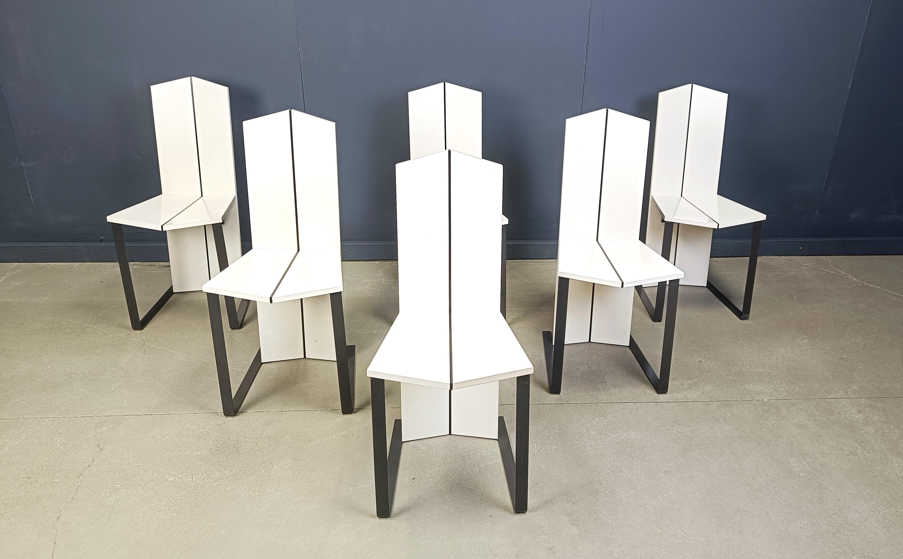 
Satz von 6 postmodernen weiß lackierten Holzstühlen mit grauen Metallbeinen.

Fantastisches Design, leider kennen wir den Designer nicht.

Cooles, zeitloses Design

Guter Zustand

1980er Jahre - Italien

Abmessungen:
Höhe: 90cm
Breite: 40cm
Tiefe: