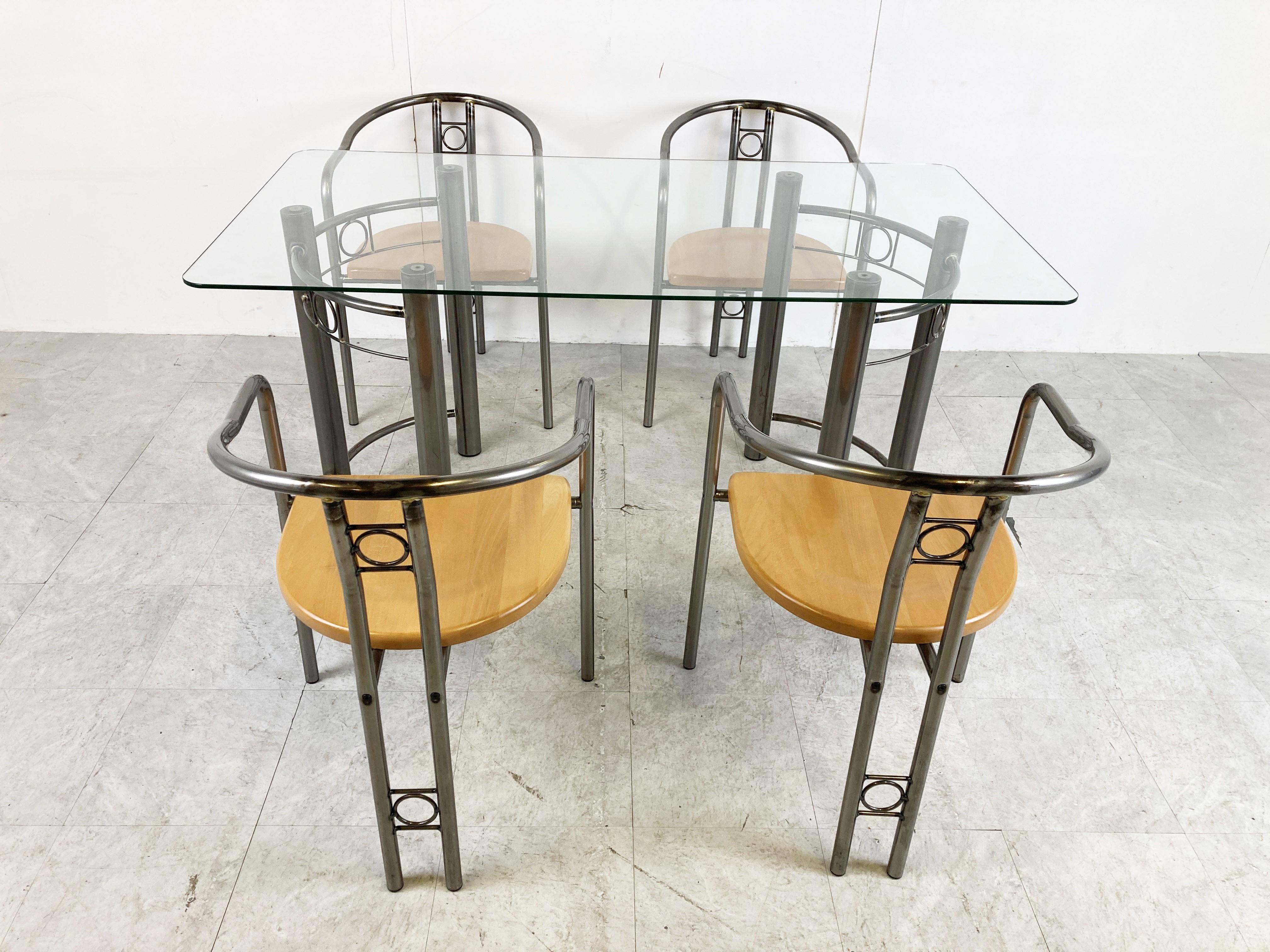 Maßgefertigte Vintage-Esszimmerstühle mit Armlehnen und ein Esstisch mit einer klaren Glasplatte.

Die Stühle haben eine Holzsitzfläche.

Wunderschön gefertigte, postmoderne Essgarnitur

1980er Jahre - Belgien

Guter