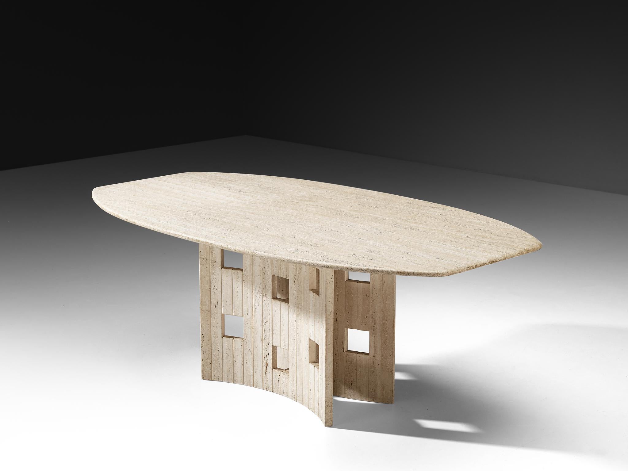 Mesa de comedor, travertino, Europa, años 70

Esta mesa de comedor de travertino de la Europa de los setenta capta la esencia del diseño posmoderno por su estudiada mezcla de geometría y material. El tablero combina las líneas suaves de una elipse