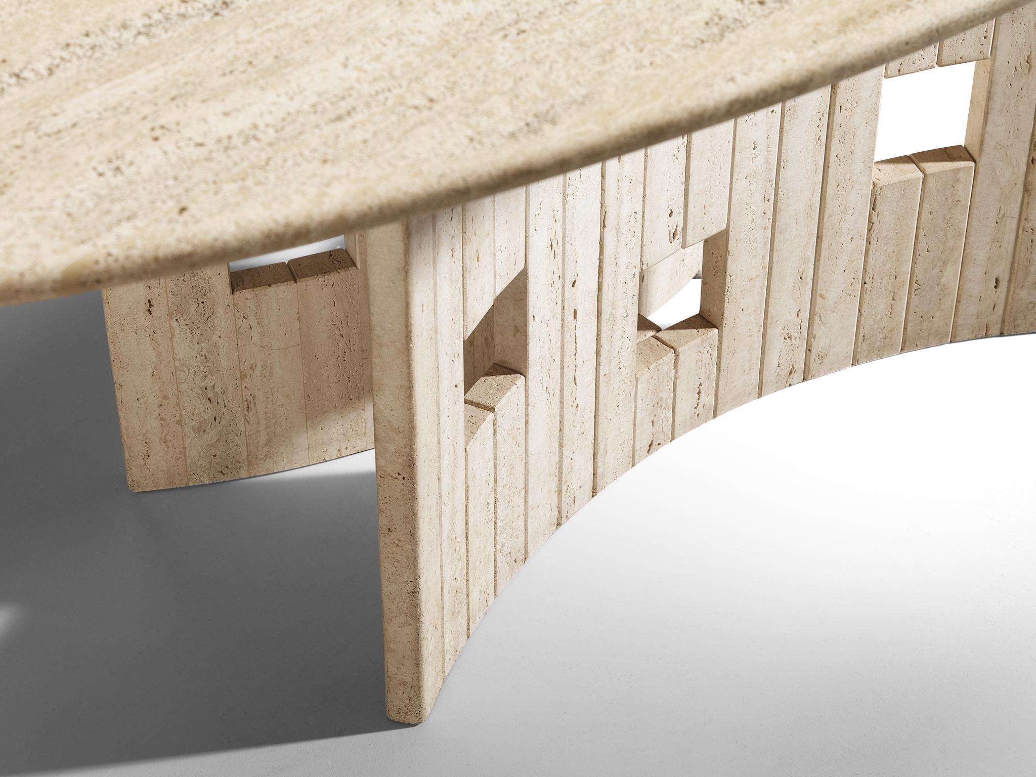 Mesa de Comedor Postmoderna en Travertino con Base Geométrica Posmoderno en venta