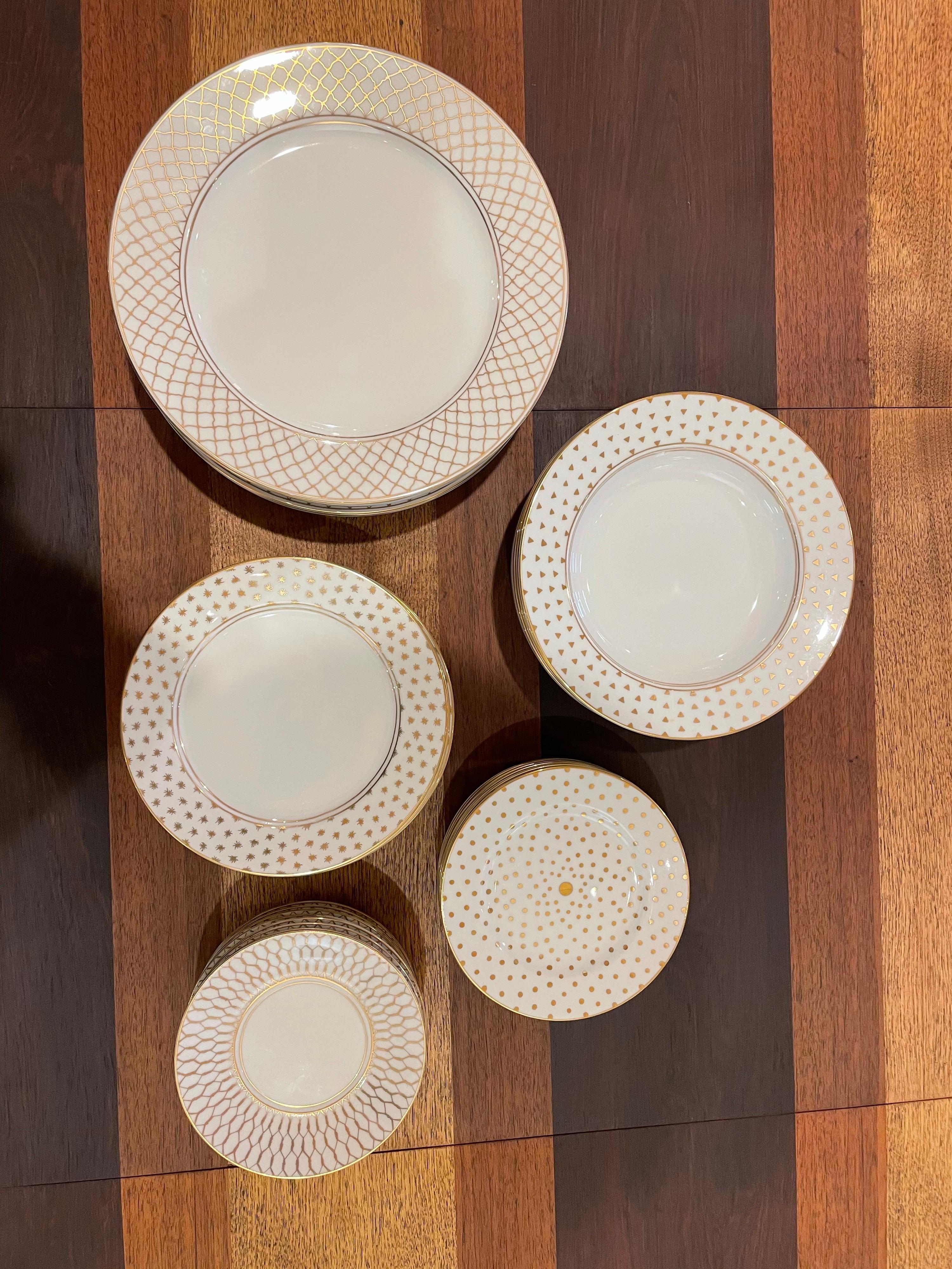 Post Modern Dinnerware Service for Eight by Taitu by Emilio Bergamin Italy In Excellent Condition In San Diego, CA