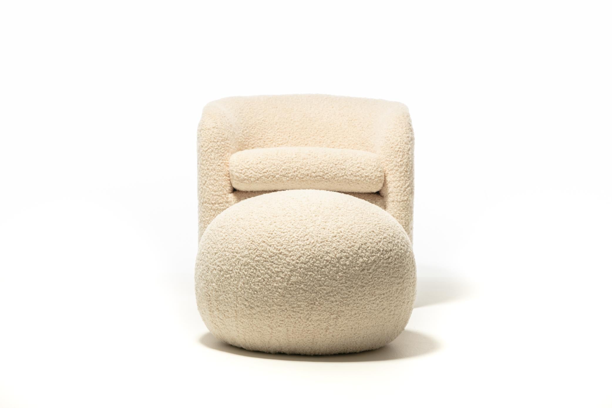 Post Modern Directional Pouf Ottoman in Ivory White Boucle In Good Condition For Sale In Saint Louis, MO