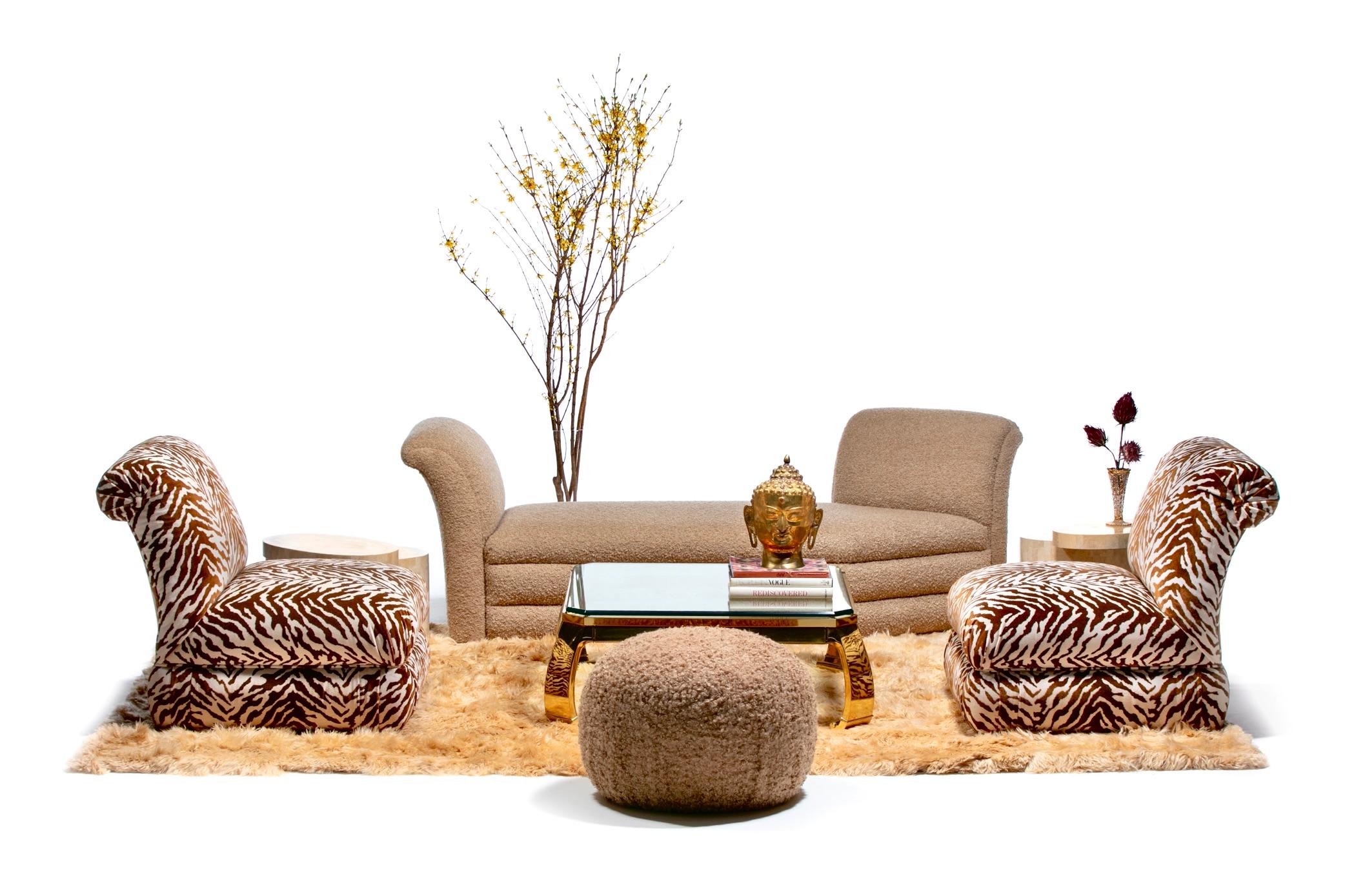 Ce pouf ottoman intemporel et polyvalent de Directional a été professionnellement retapissé en bouclette teddy bear de couleur camel très douce et très résistante (plus de 50 000 doubles frottements). Pelucheux et confortable, le pouf peut