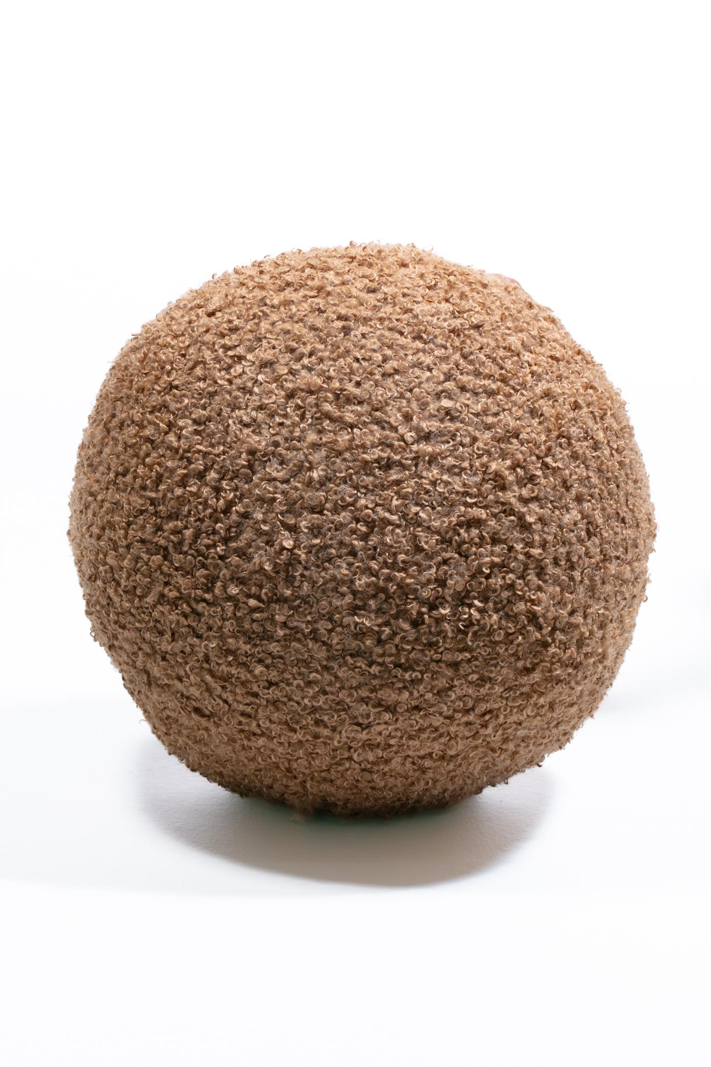 Postmoderne Pouf ottoman The Modernity Directional en bouclé Teddy Bear Camel en vente