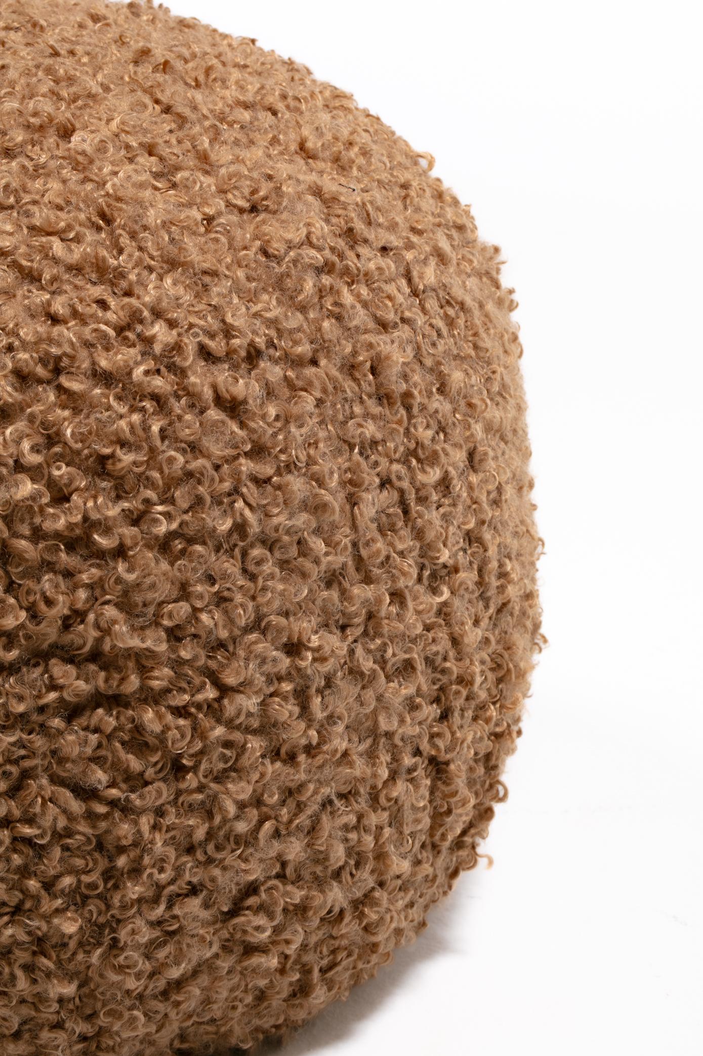 Américain Pouf ottoman The Modernity Directional en bouclé Teddy Bear Camel en vente