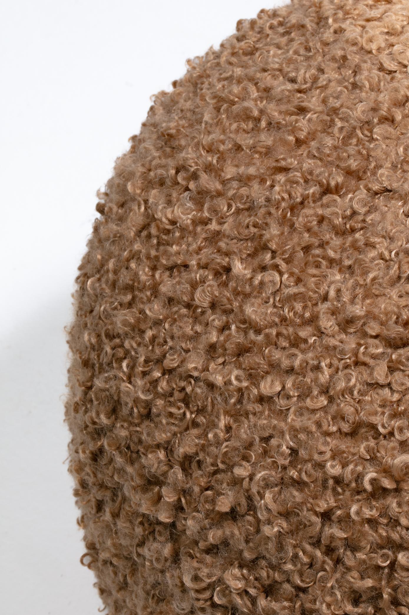 Bouclé Pouf ottoman The Modernity Directional en bouclé Teddy Bear Camel en vente