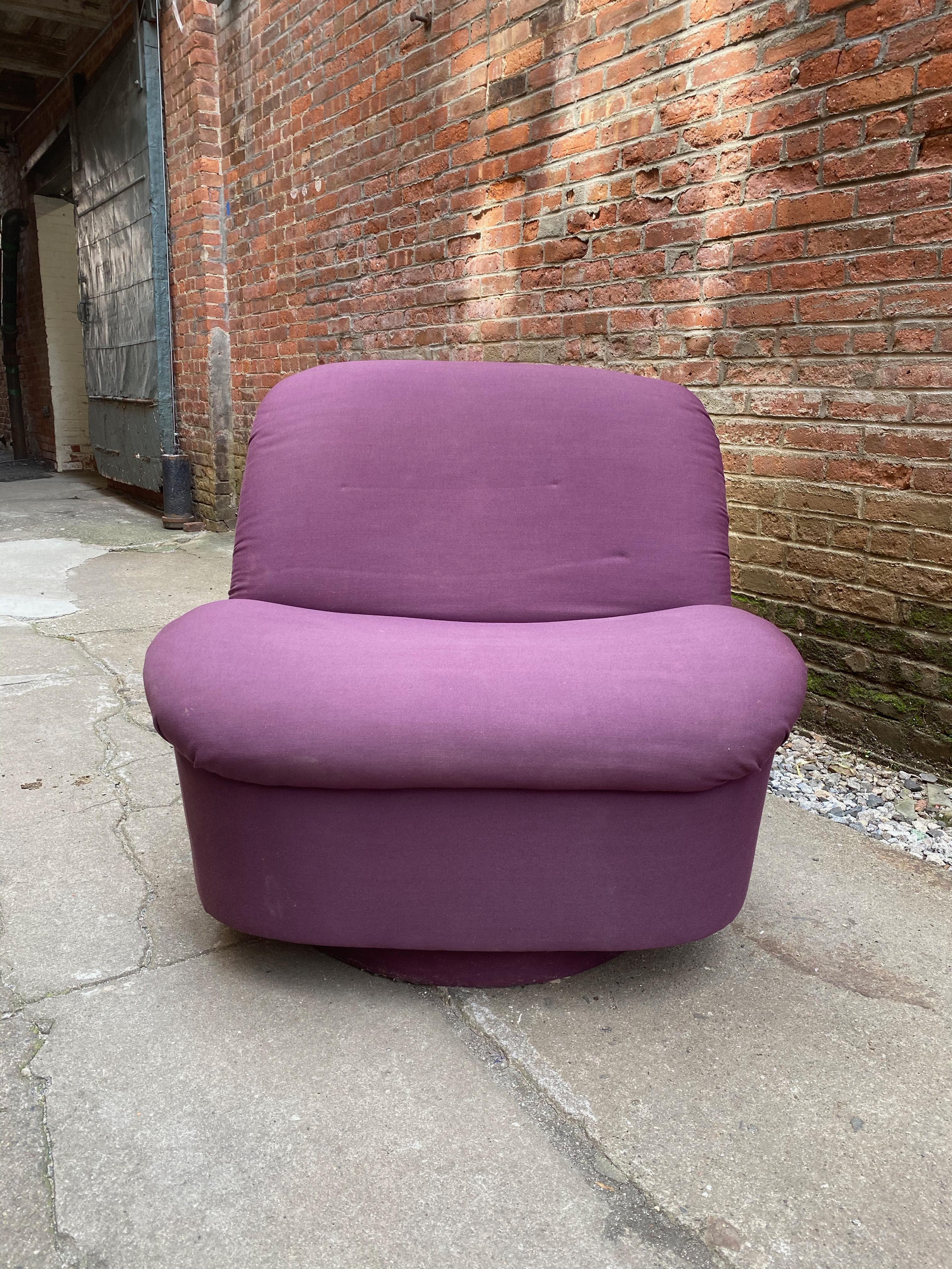 Postmodern Directional Swivel Lounge Chair In Good Condition In Garnerville, NY