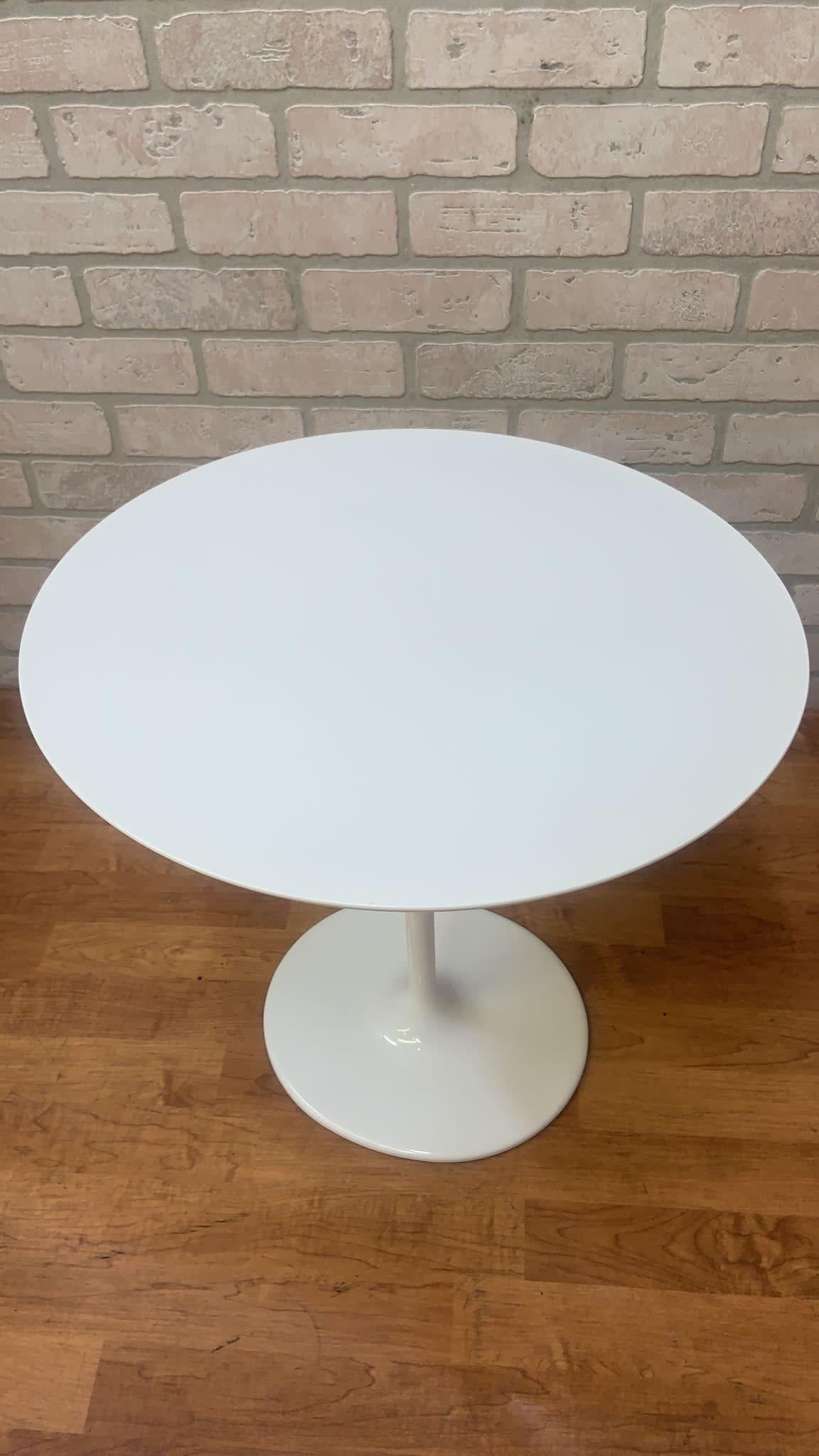 Post Modern Dizzie White Oval Base Side Table by Lievore Altherr Molina for Arper

This white, glossy, oval base side table has been designed by Lievore Altherr Molina for Arper. This side table has made out of steel and has been laminated in a
