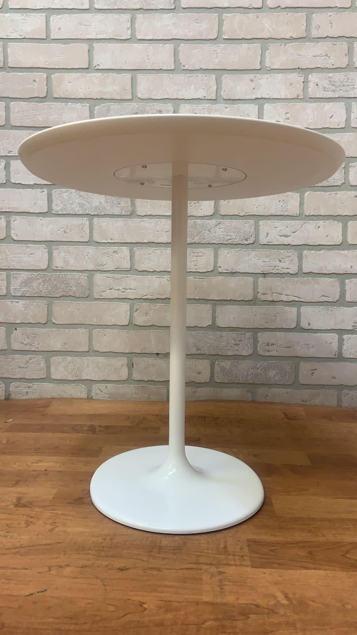 Post Modern Dizzie White Oval Base Side Table by Lievore Altherr Molina for Arpe In Good Condition For Sale In Chicago, IL