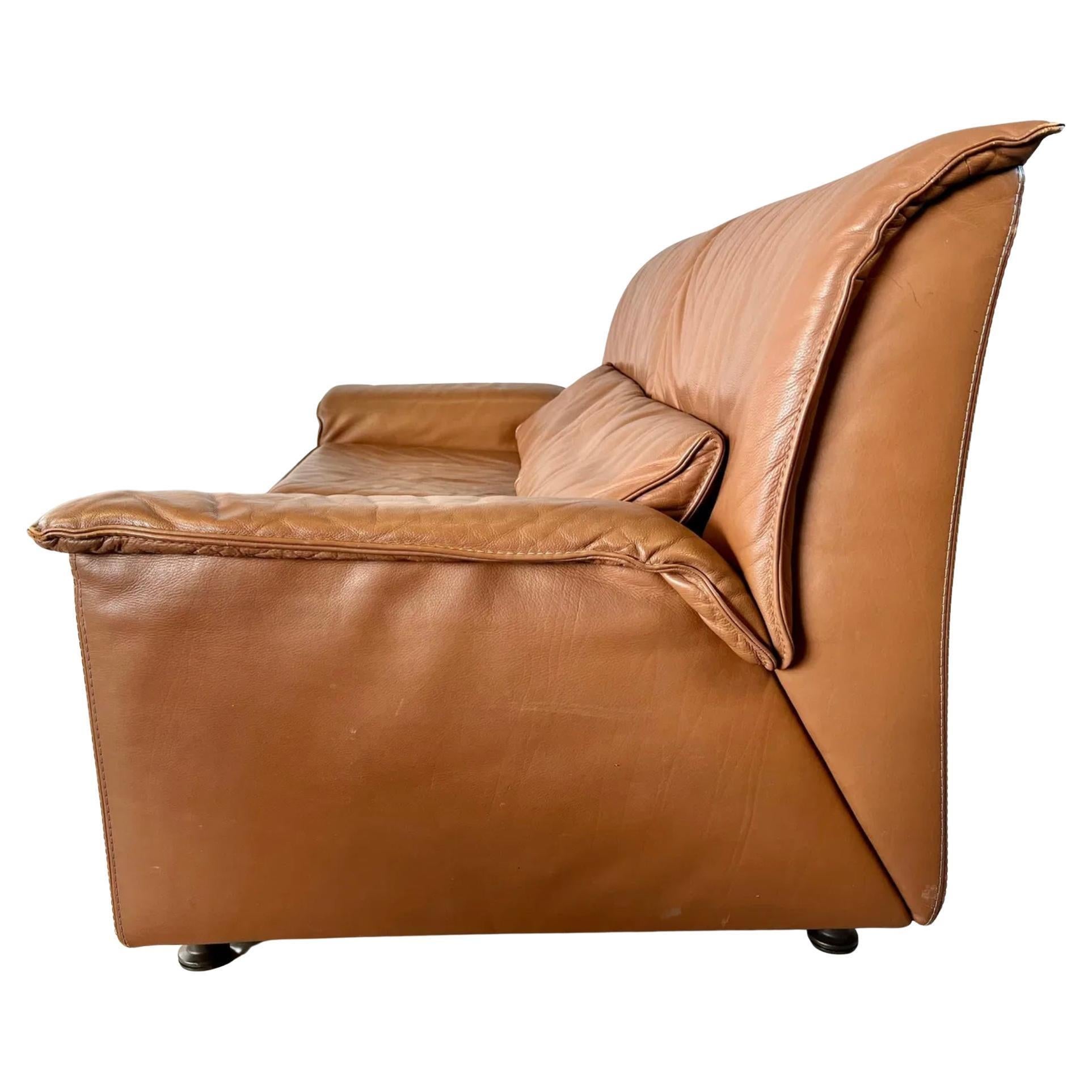 Divano olandese postmoderno in pelle marrone cognac con cuscini a triangolo con supporto per lo schienale. Il divano poggia su 4 gambe nere. Un grande design europeo Post Modern. In buone condizioni d'epoca, presenta una scarsa usura dovuta all'età.
