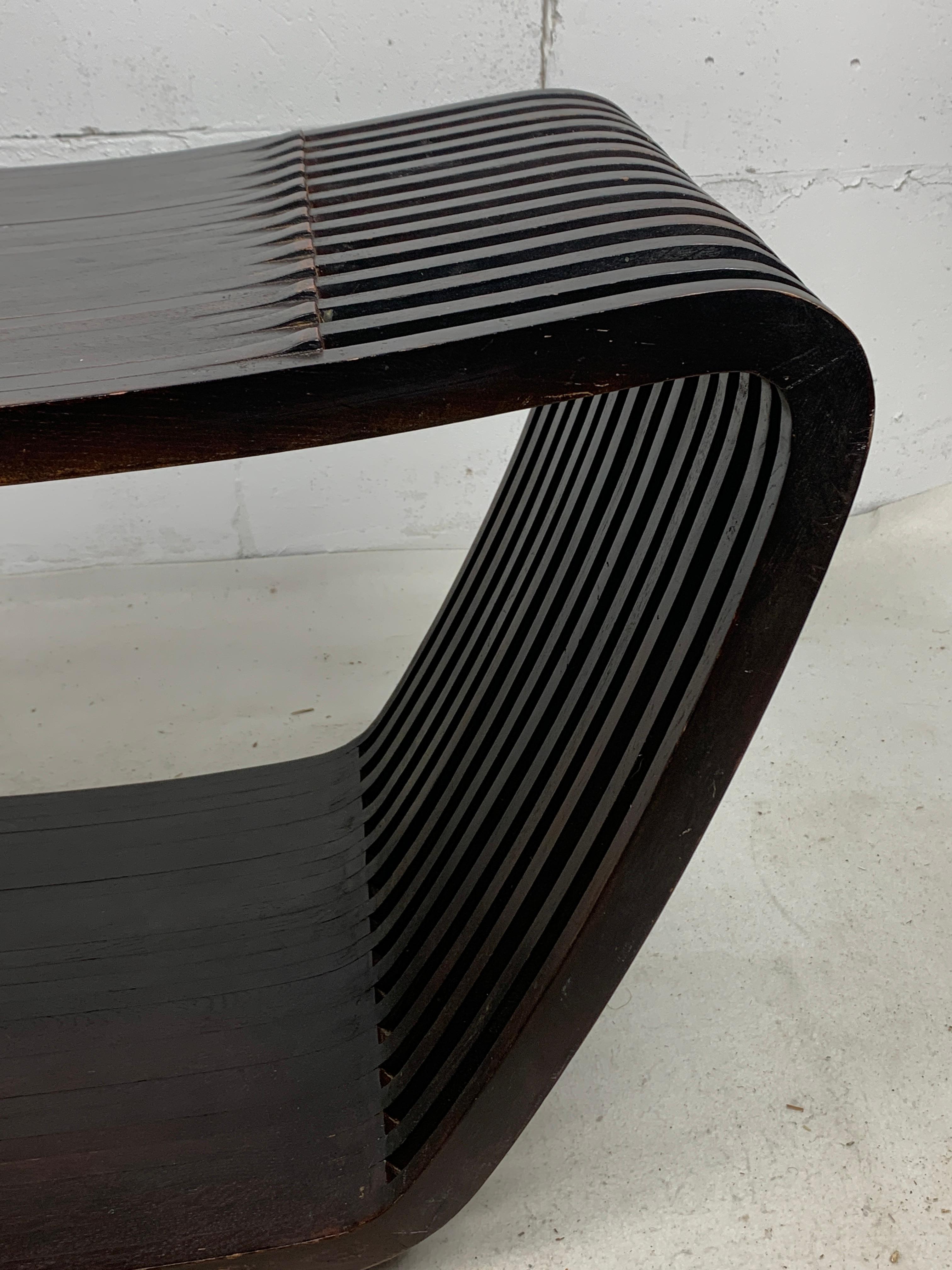 Banc ou table basse néerlandaise post-moderne à lattes en bois aux courbes ondulantes, 1970 en vente 6