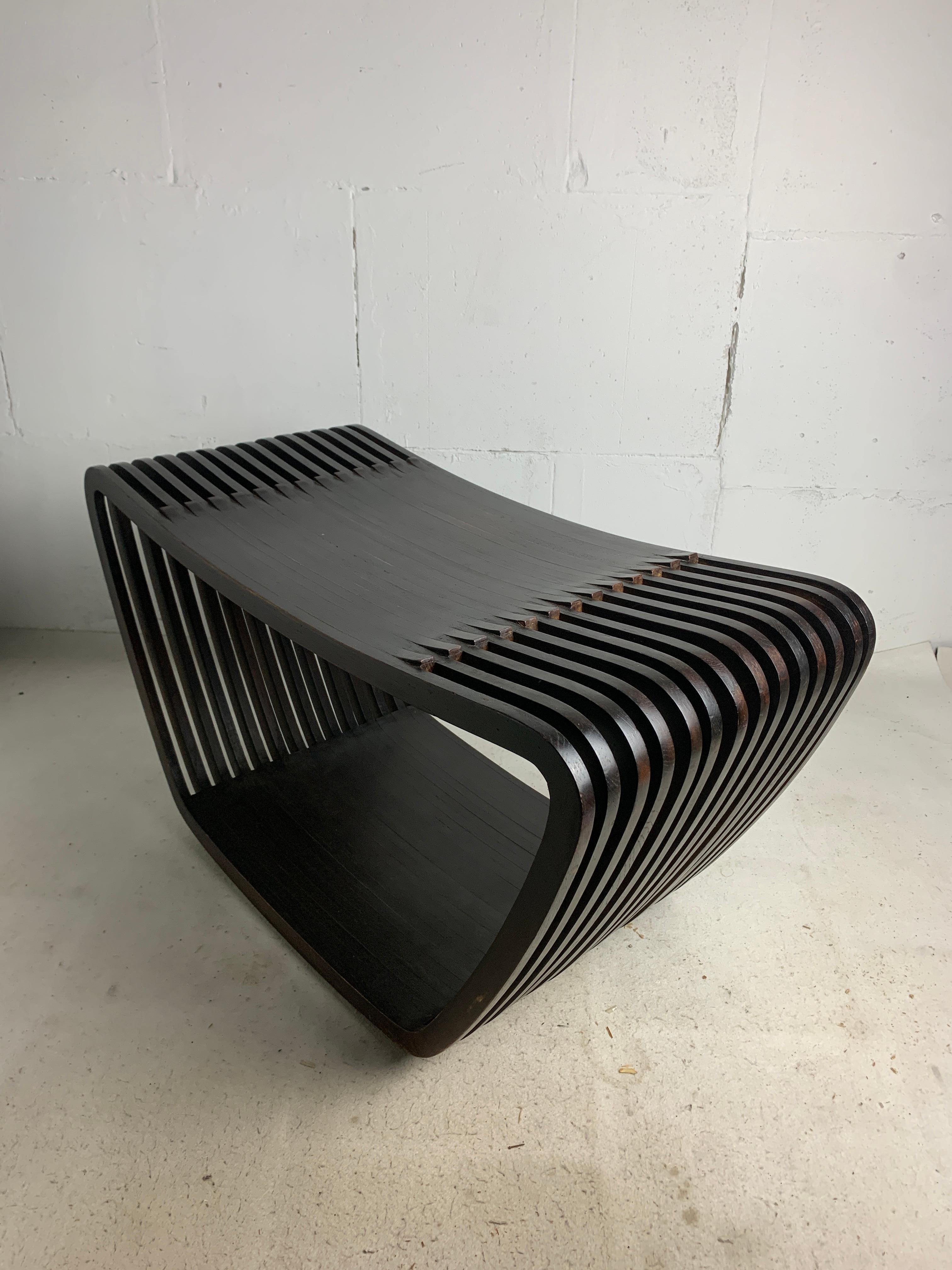 Banc ou table basse néerlandaise post-moderne à lattes en bois aux courbes ondulantes, 1970 en vente 10