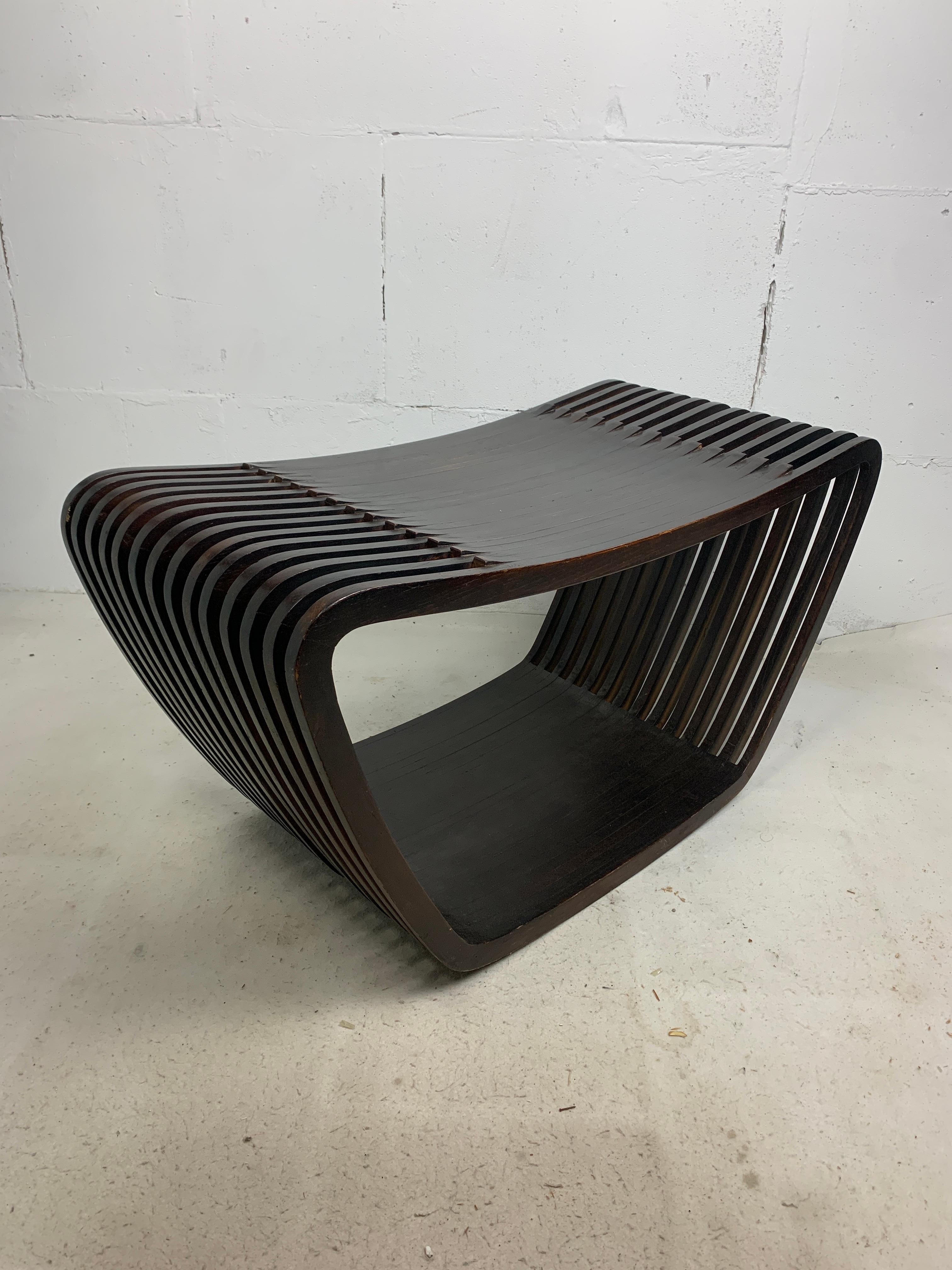 Magnifique exemple d'une des premières versions de cette table d'appoint à lattes qui peut également être utilisée comme un petit banc. Cette table est en très bon état vintage avec une belle usure et une patine légère et aucun défaut réel à
