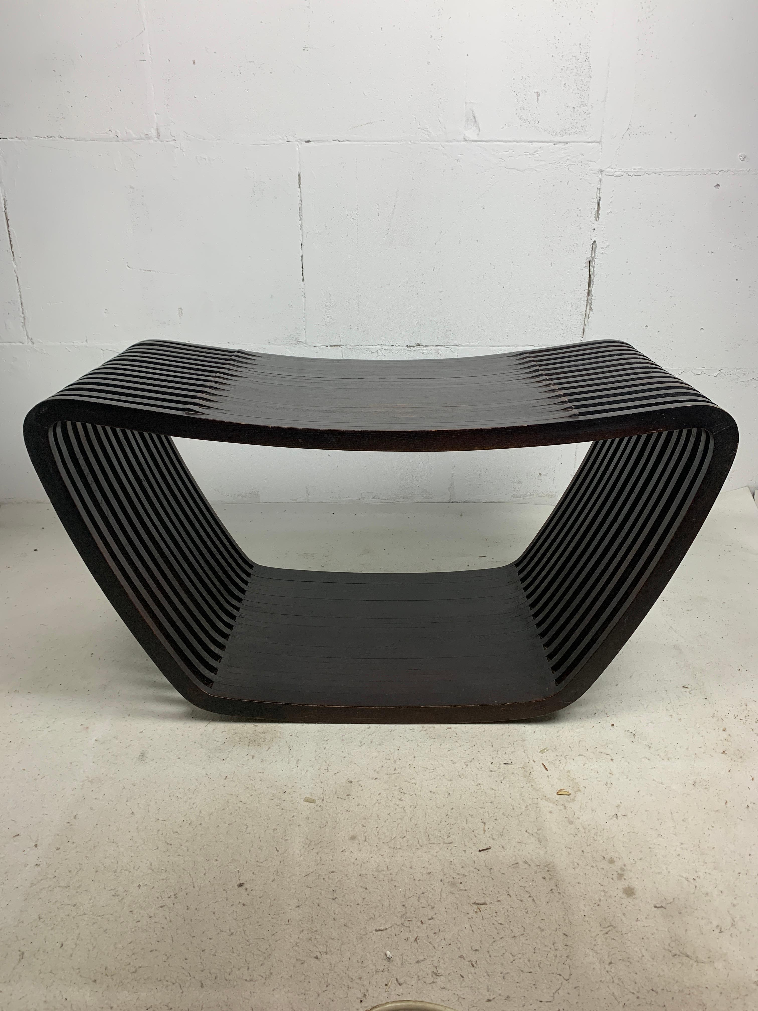 Banc ou table basse néerlandaise post-moderne à lattes en bois aux courbes ondulantes, 1970 Bon état - En vente à Zaandam, NL