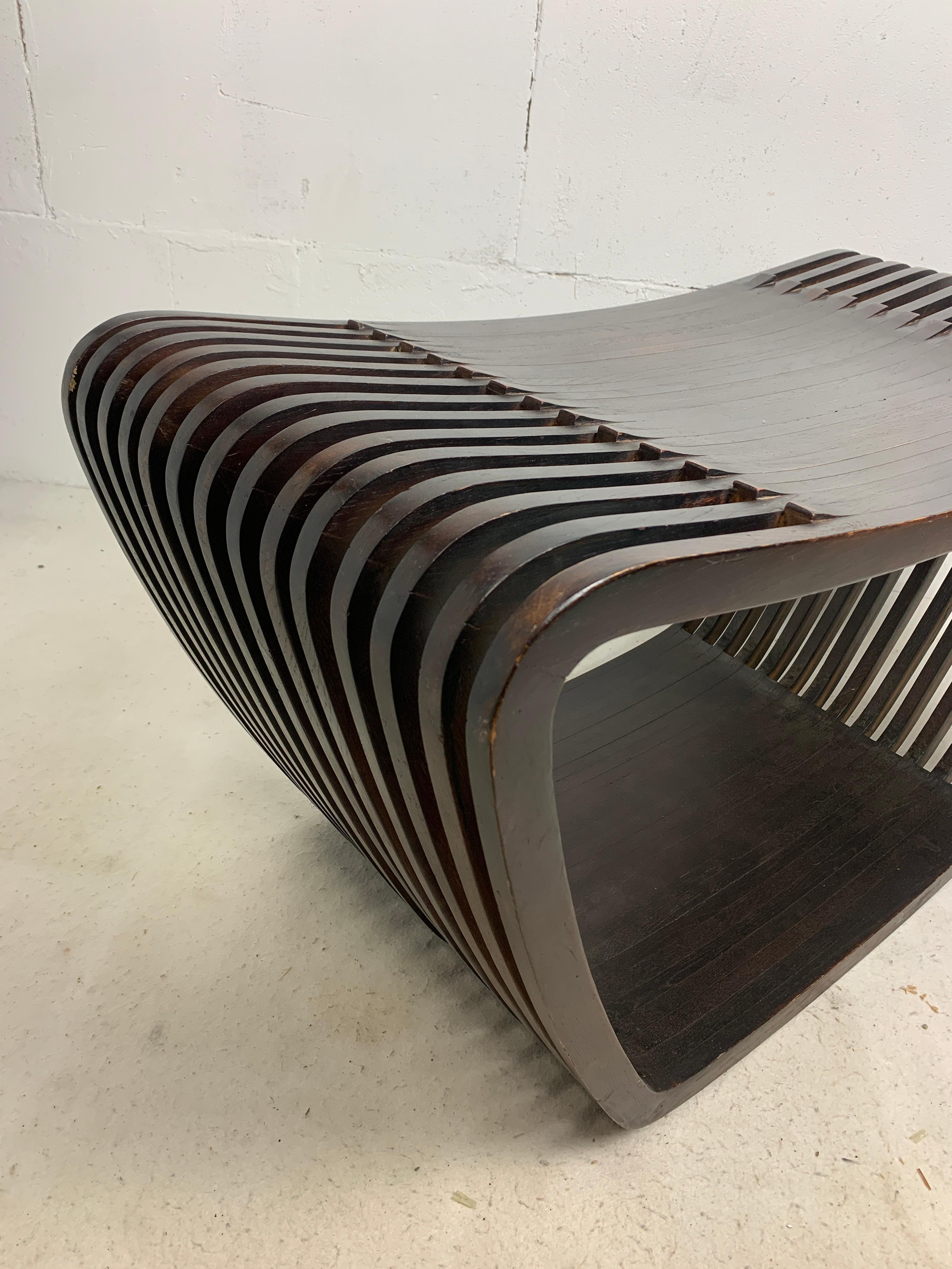 Fin du 20e siècle Banc ou table basse néerlandaise post-moderne à lattes en bois aux courbes ondulantes, 1970 en vente