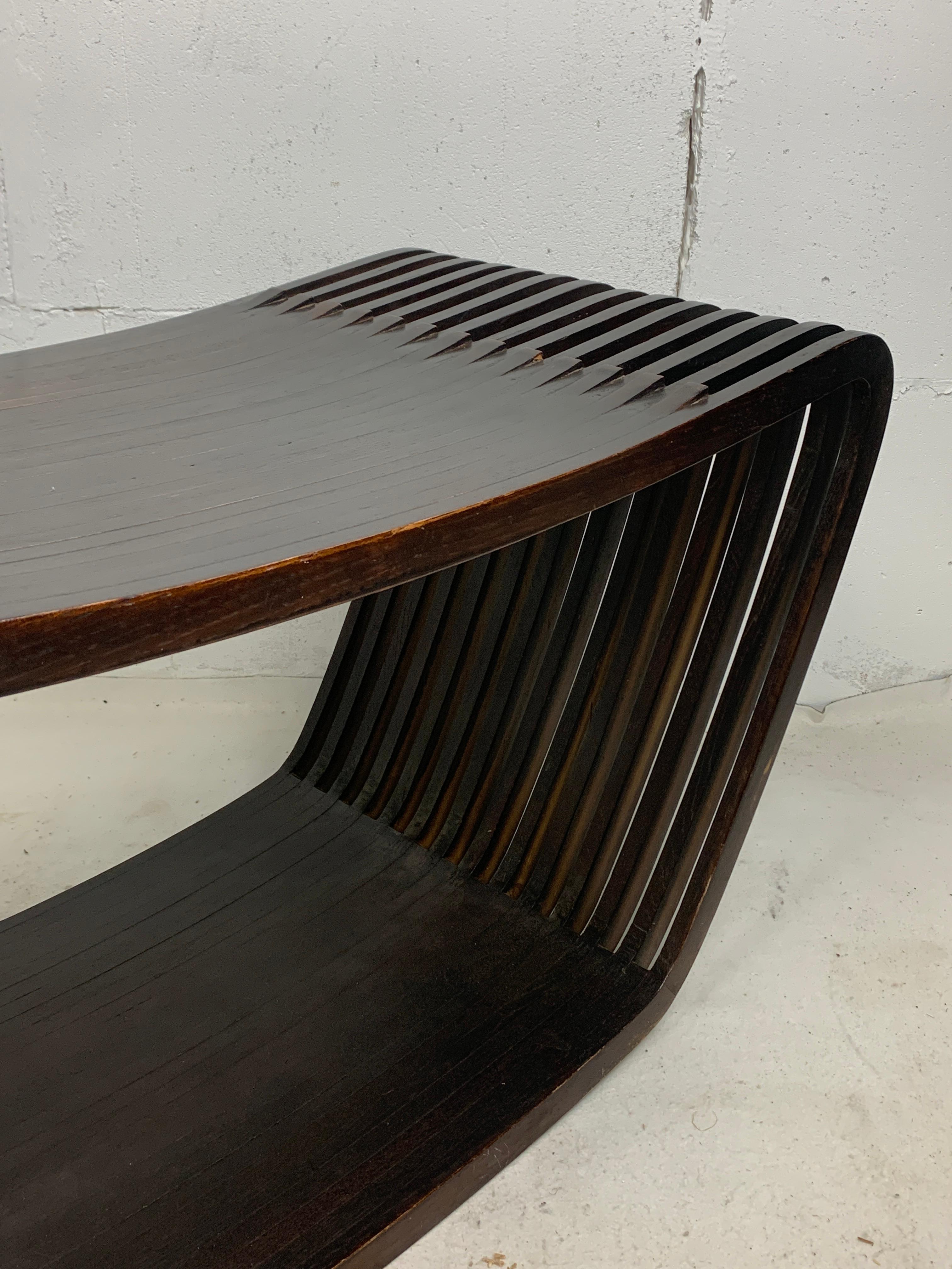 Bois Banc ou table basse néerlandaise post-moderne à lattes en bois aux courbes ondulantes, 1970 en vente