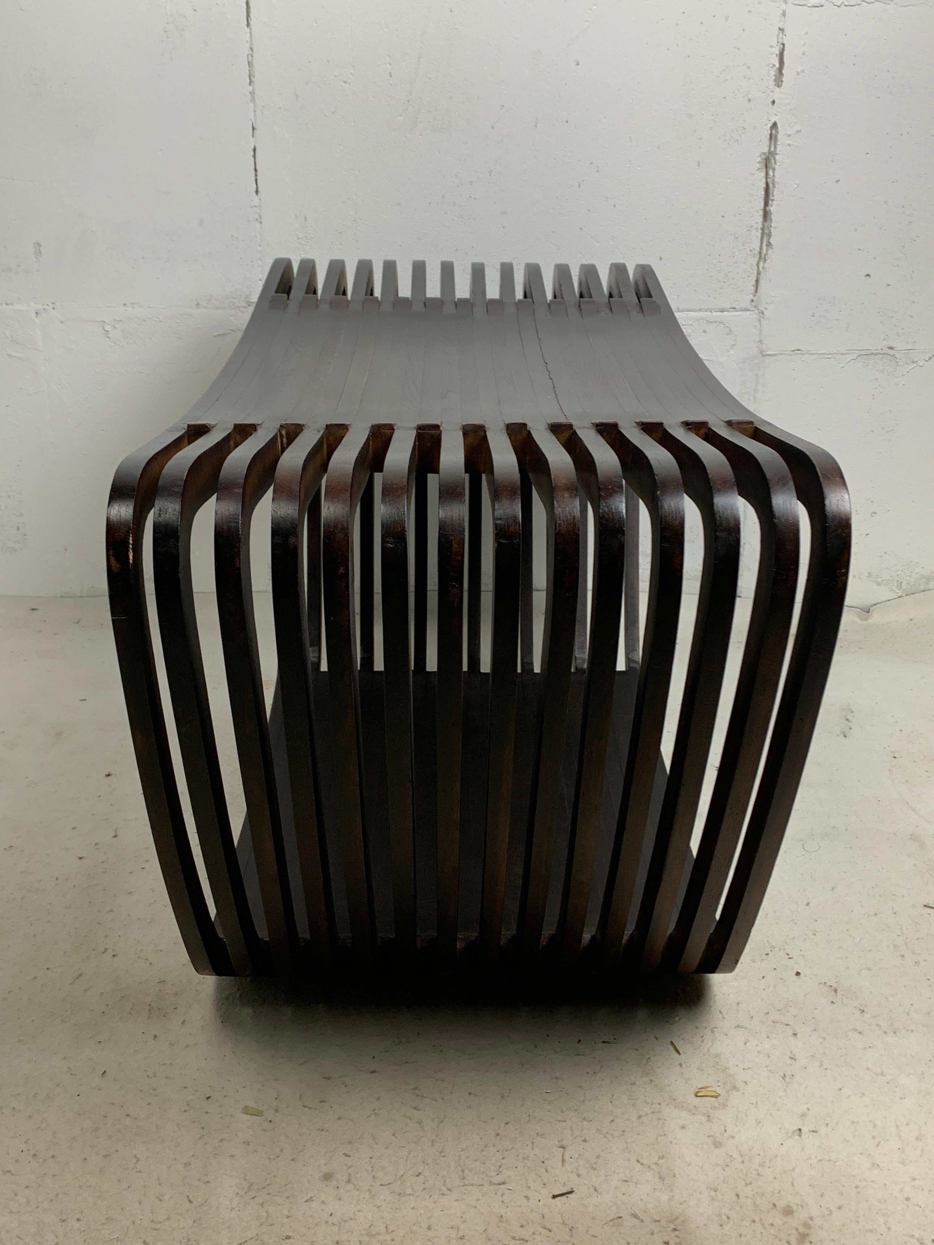 Banc ou table basse néerlandaise post-moderne à lattes en bois aux courbes ondulantes, 1970 en vente 1