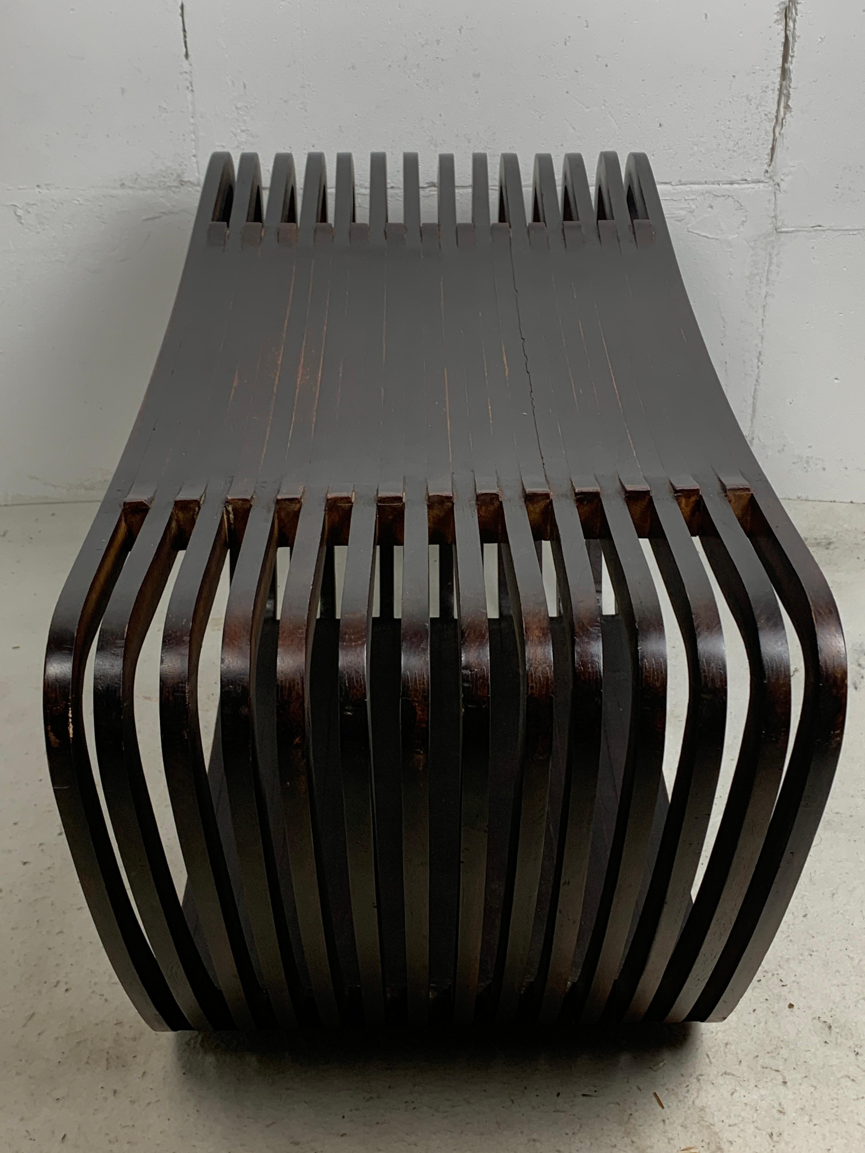 Banc ou table basse néerlandaise post-moderne à lattes en bois aux courbes ondulantes, 1970 en vente 3