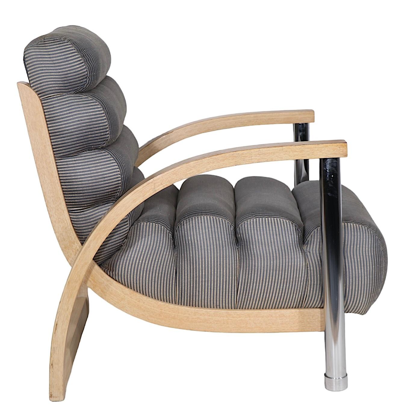 Voguish Hollywood Regency, Art Deco Revival, Post Modern Lounge Chair  entworfen von Jay Spectre für Century Furniture, ca. 1970/1980er Jahre. Der Stuhl zeichnet sich durch dramatische, durchgehende Arm- und Rückenlehnen, massive, verchromte