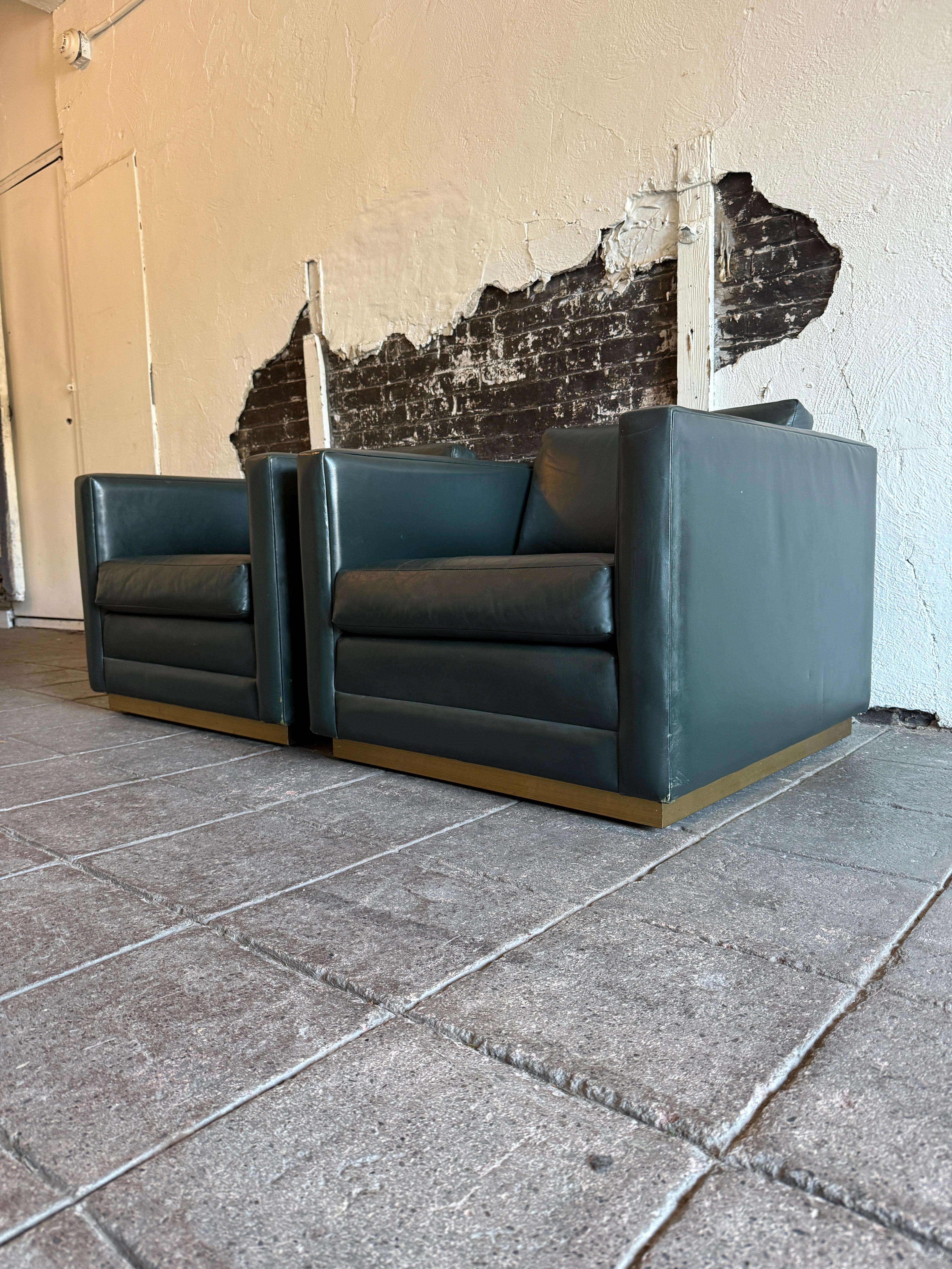Coppia di sedie club postmoderne a cubo verde scuro. Semplice forma cubista dalle linee pulite, posta in cima a una base in ottone apparentemente fluttuante. Queste sedie club o lounge sono in condizioni originali vintage Rivestimento in pelle verde