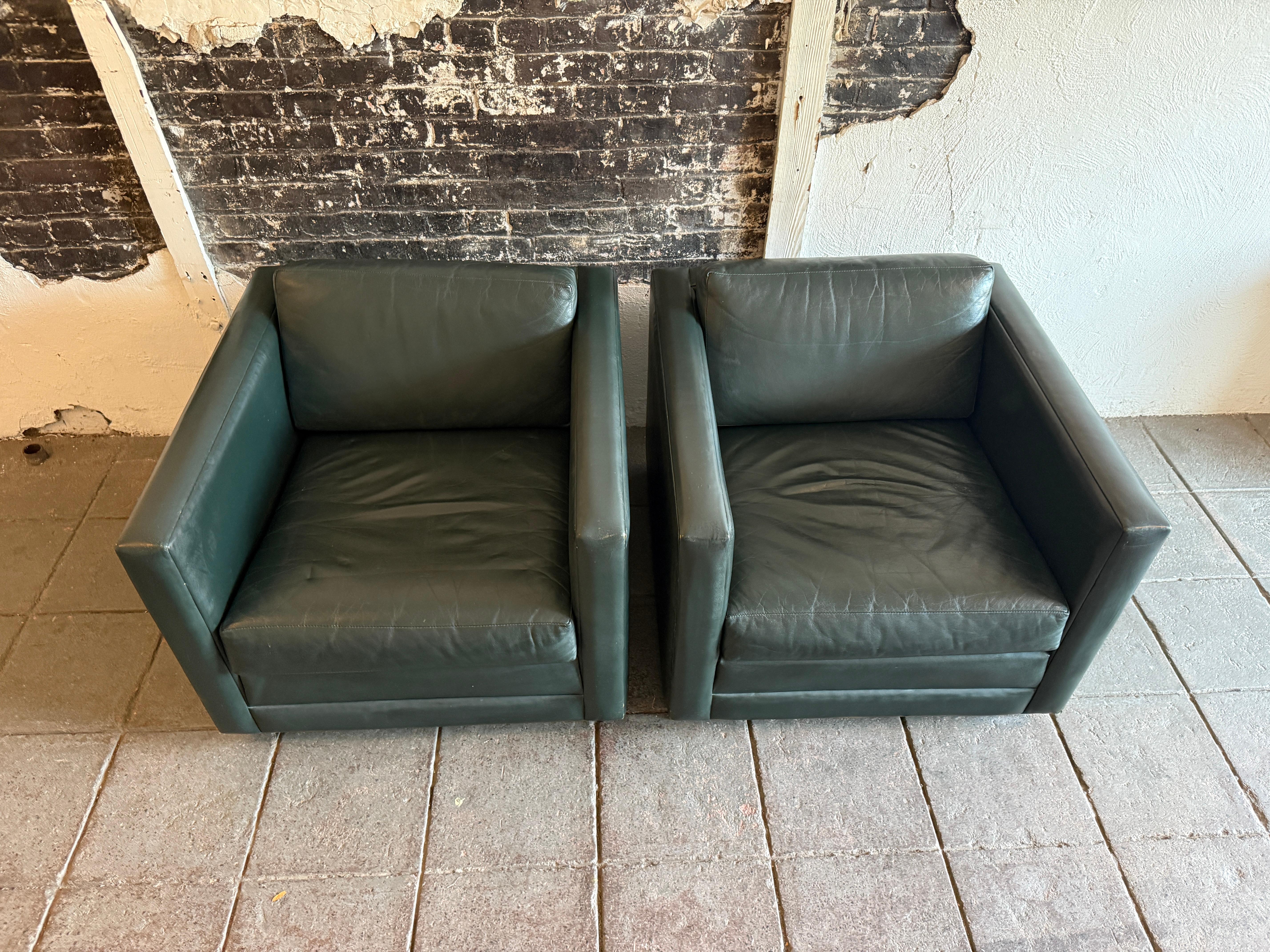 Mid-Century moderno Sedie da salotto a cubo in pelle verde smeraldo postmoderne con base in ottone in vendita