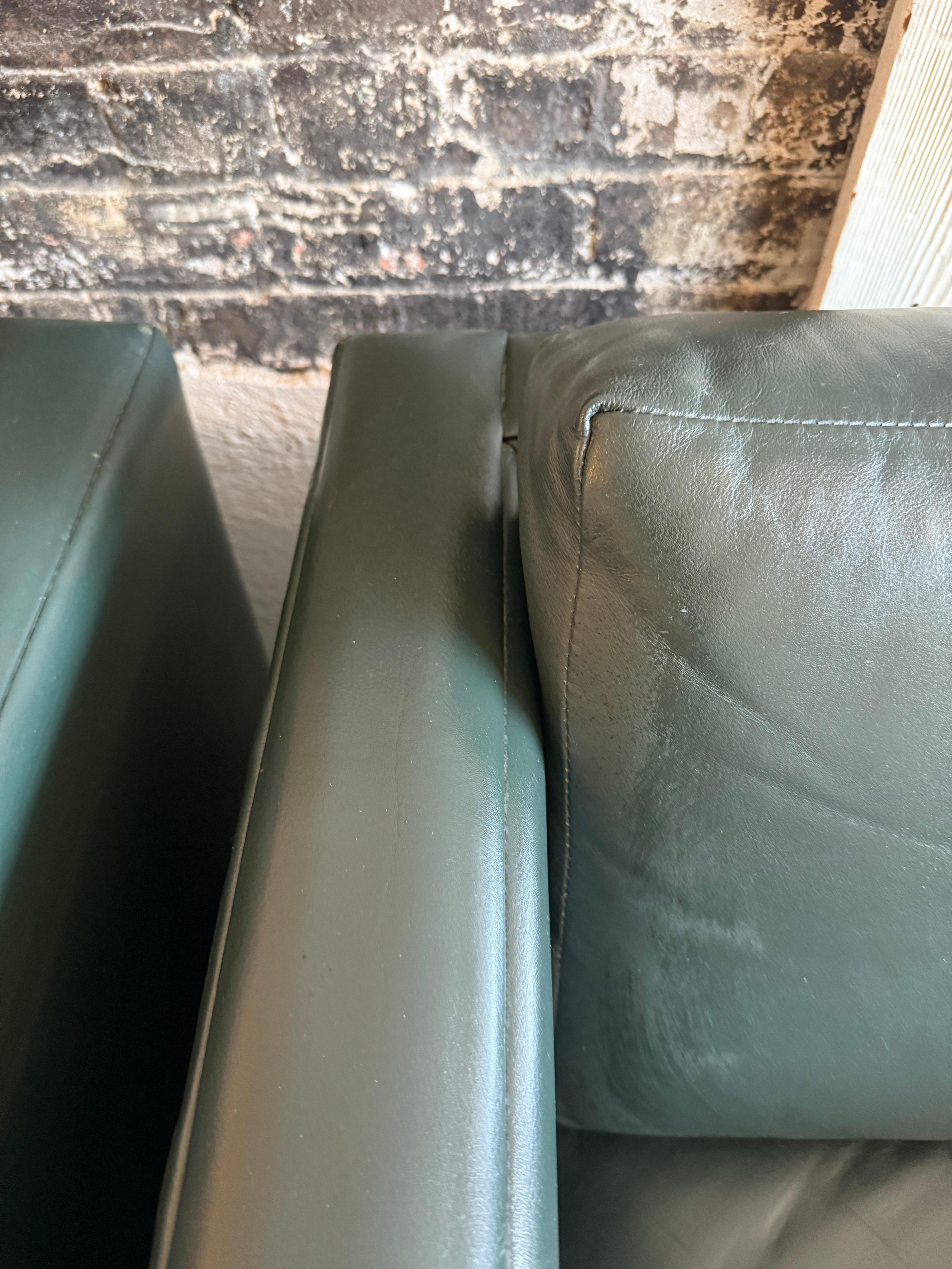 Americano Sedie da salotto a cubo in pelle verde smeraldo postmoderne con base in ottone in vendita