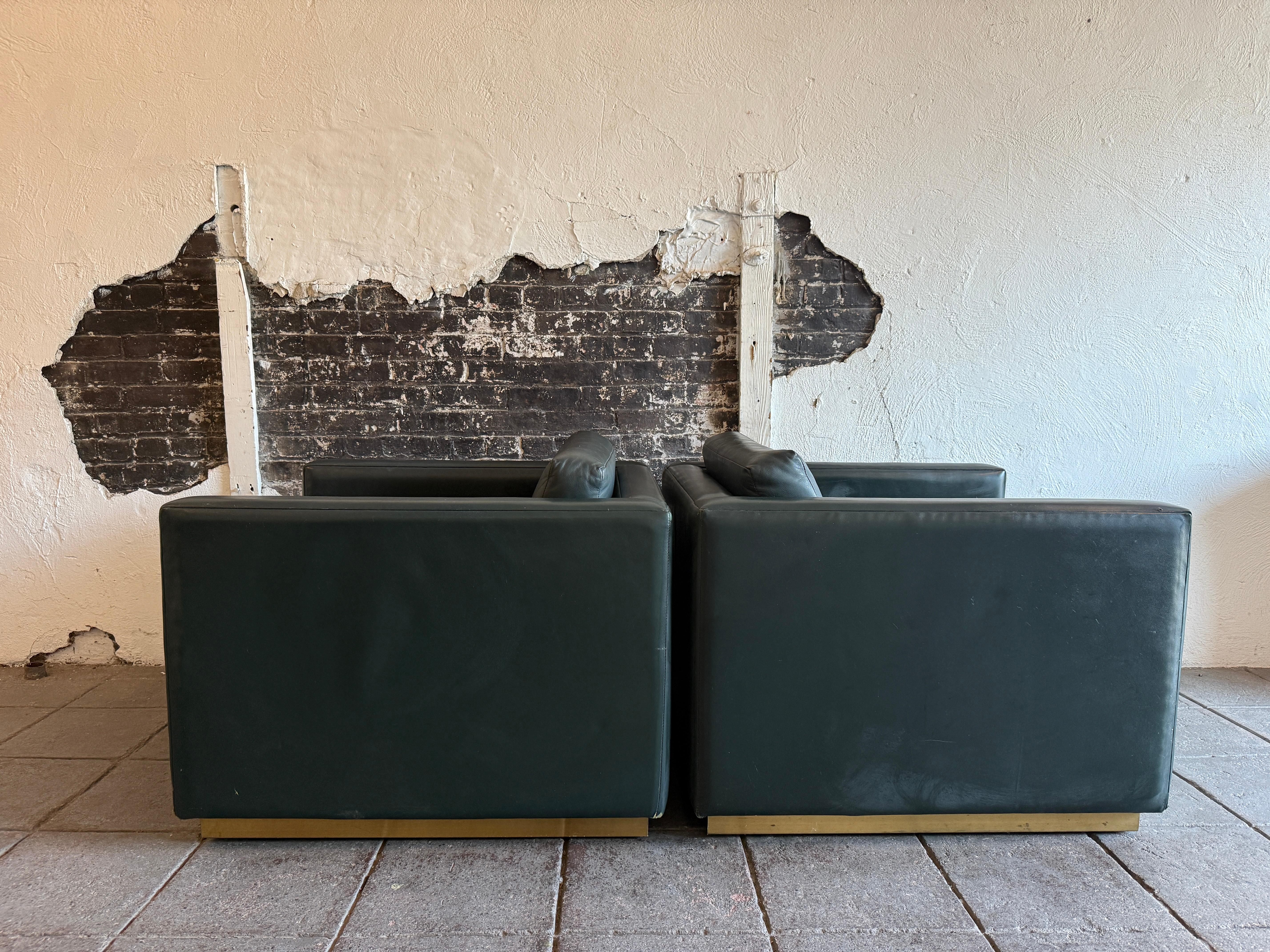 Oggetti in metallo Sedie da salotto a cubo in pelle verde smeraldo postmoderne con base in ottone in vendita