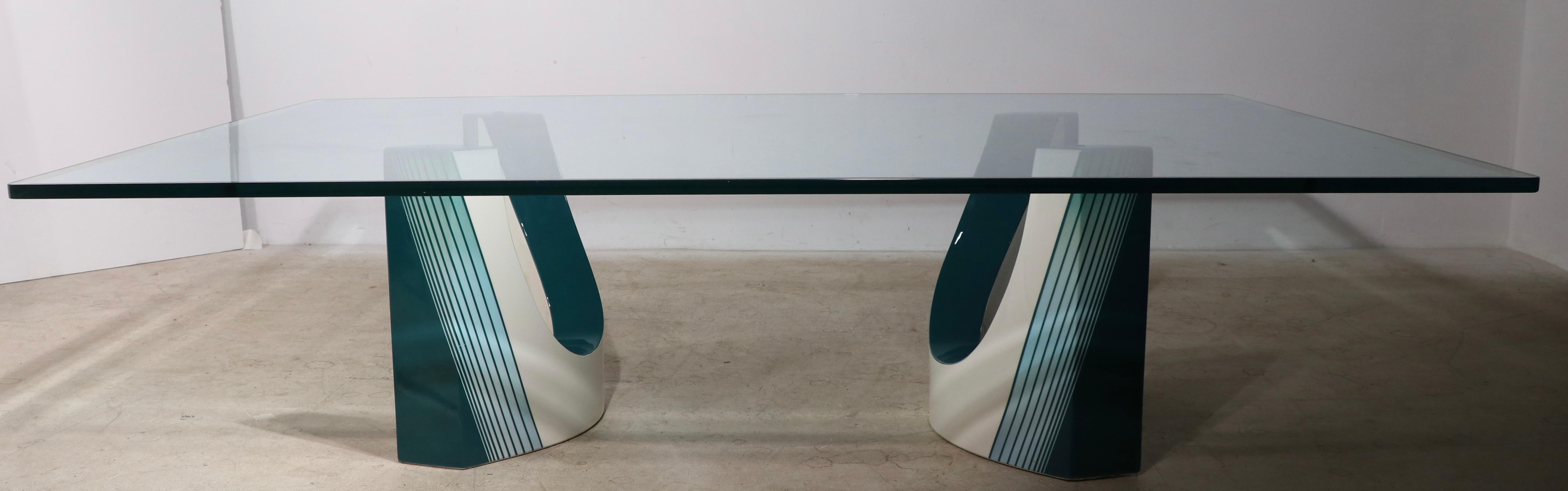Postmoderne Table basse post-moderne en verre et émail de style post-moderne datée de91 probablement fabriquée en Italie en vente