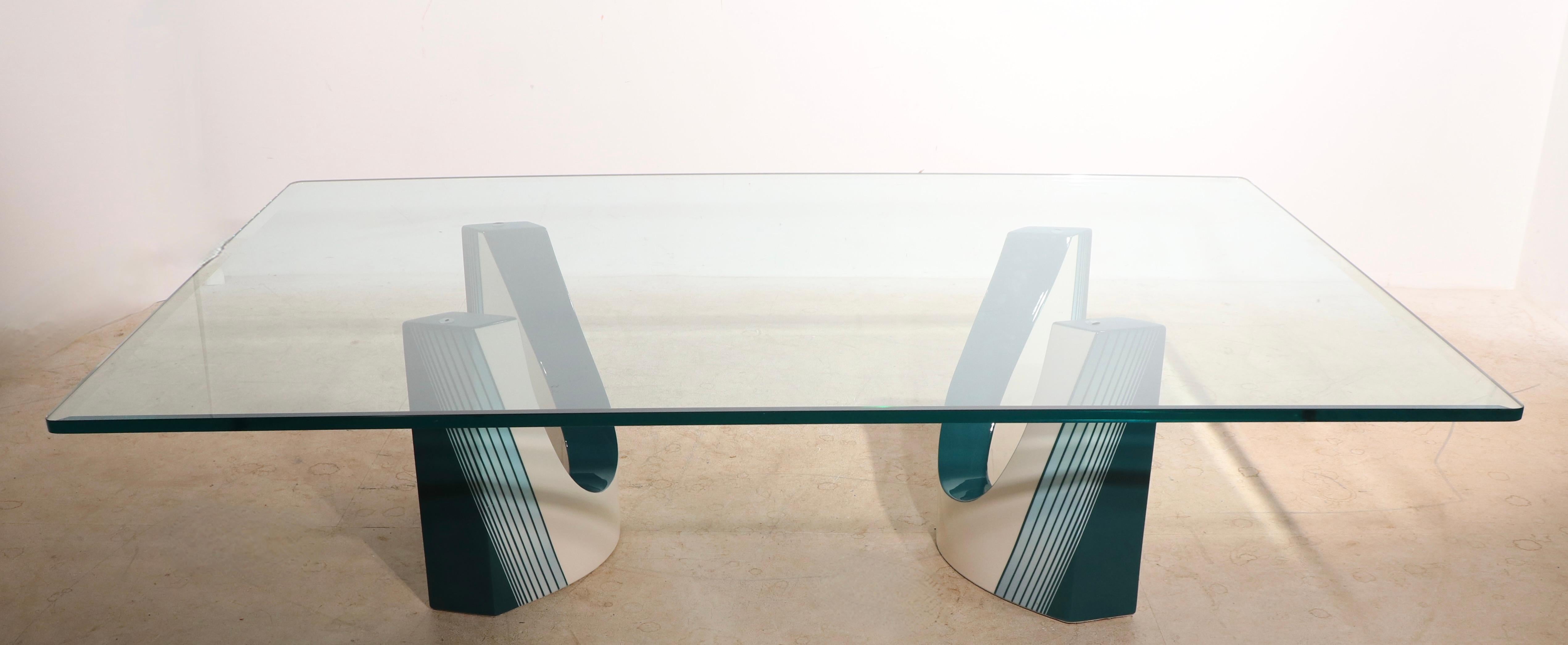 Fin du 20e siècle Table basse post-moderne en verre et émail de style post-moderne datée de91 probablement fabriquée en Italie en vente
